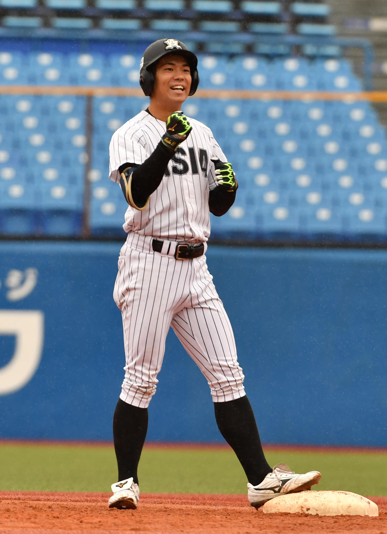 亜大対駒大　2回表亜大1死二塁、小山は右翼線に適時二塁打を放ちガッツポーズする（撮影・柴田隆二）