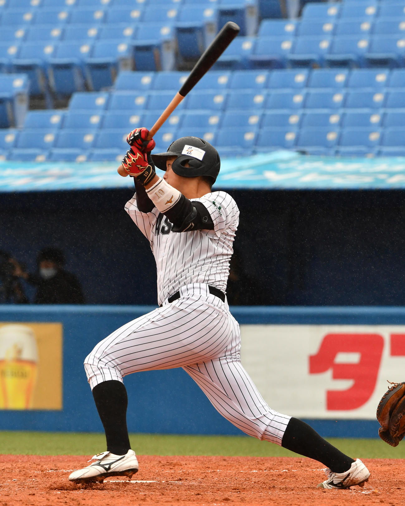 亜大対駒大　3回表亜大無死満塁、山下は中犠飛を放つ（撮影・柴田隆二）