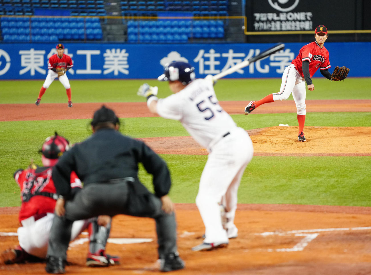 ヤクルト対東芝　1回裏ヤクルト1死一、三塁、村上から空振り三振を奪う吉村（撮影・江口和貴）
