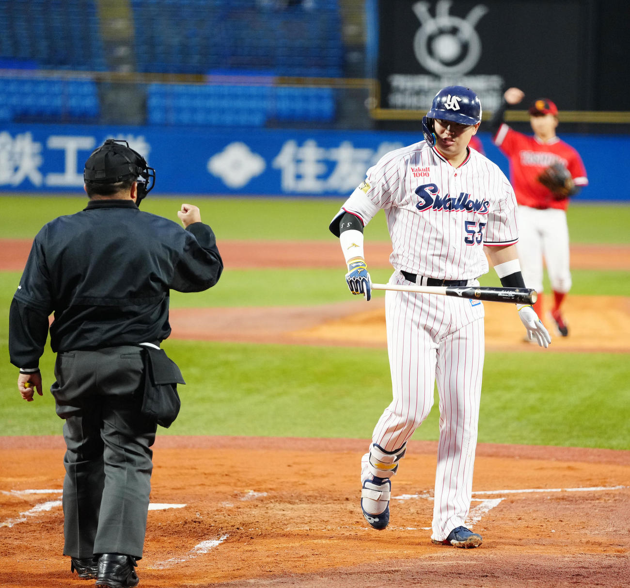 ヤクルト対東芝　1回裏ヤクルト1死一、三塁、空振り三振に倒れた村上。投手吉村（撮影・江口和貴）