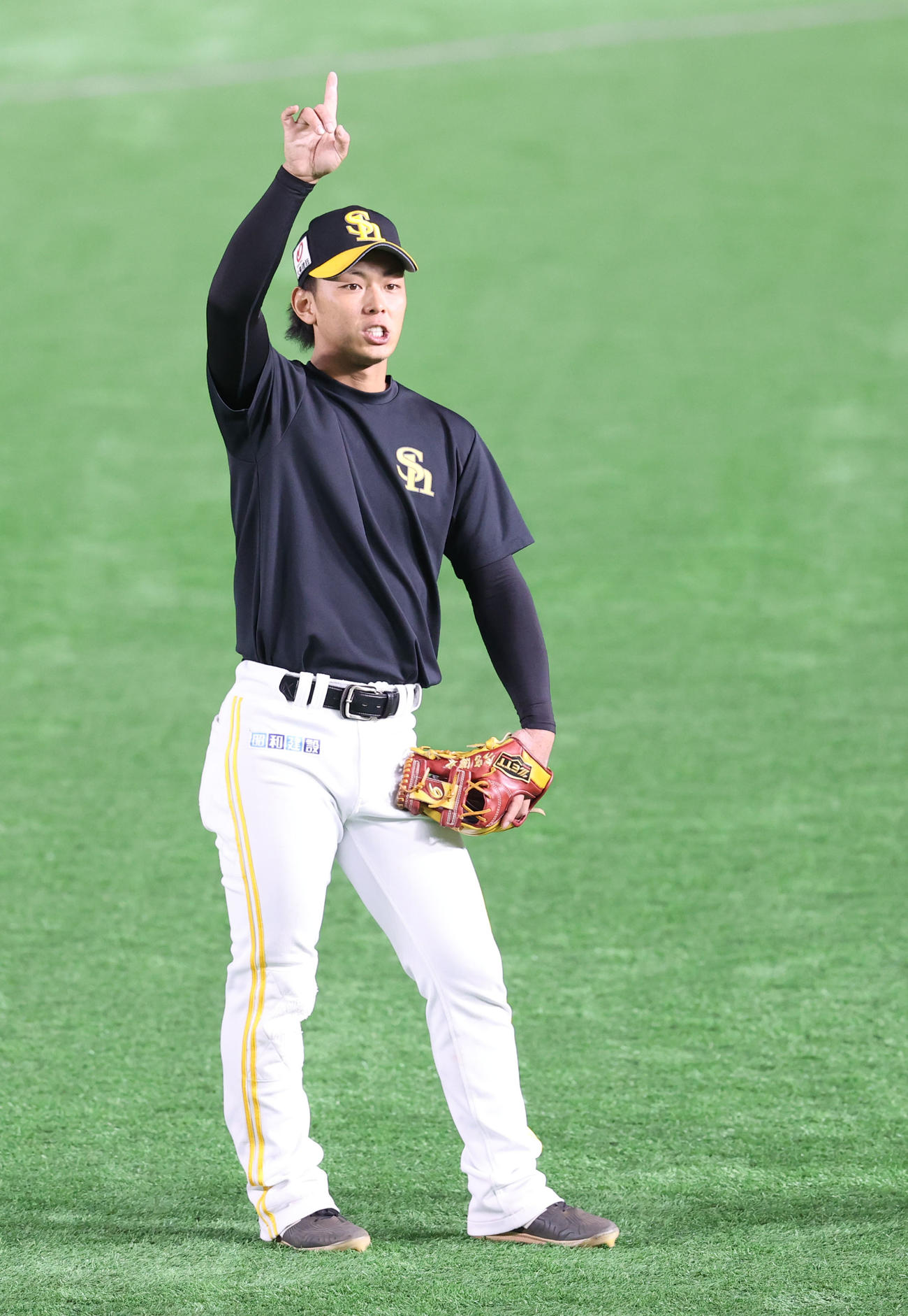 守備ノックで軽快な動きを見せる今宮健太（撮影・梅根麻紀）