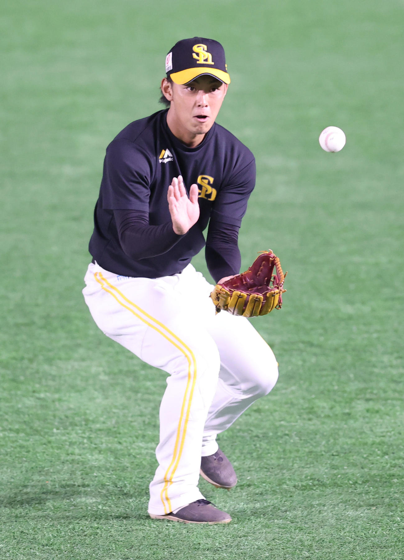 守備ノックで軽快な動きを見せる今宮健太（撮影・梅根麻紀）