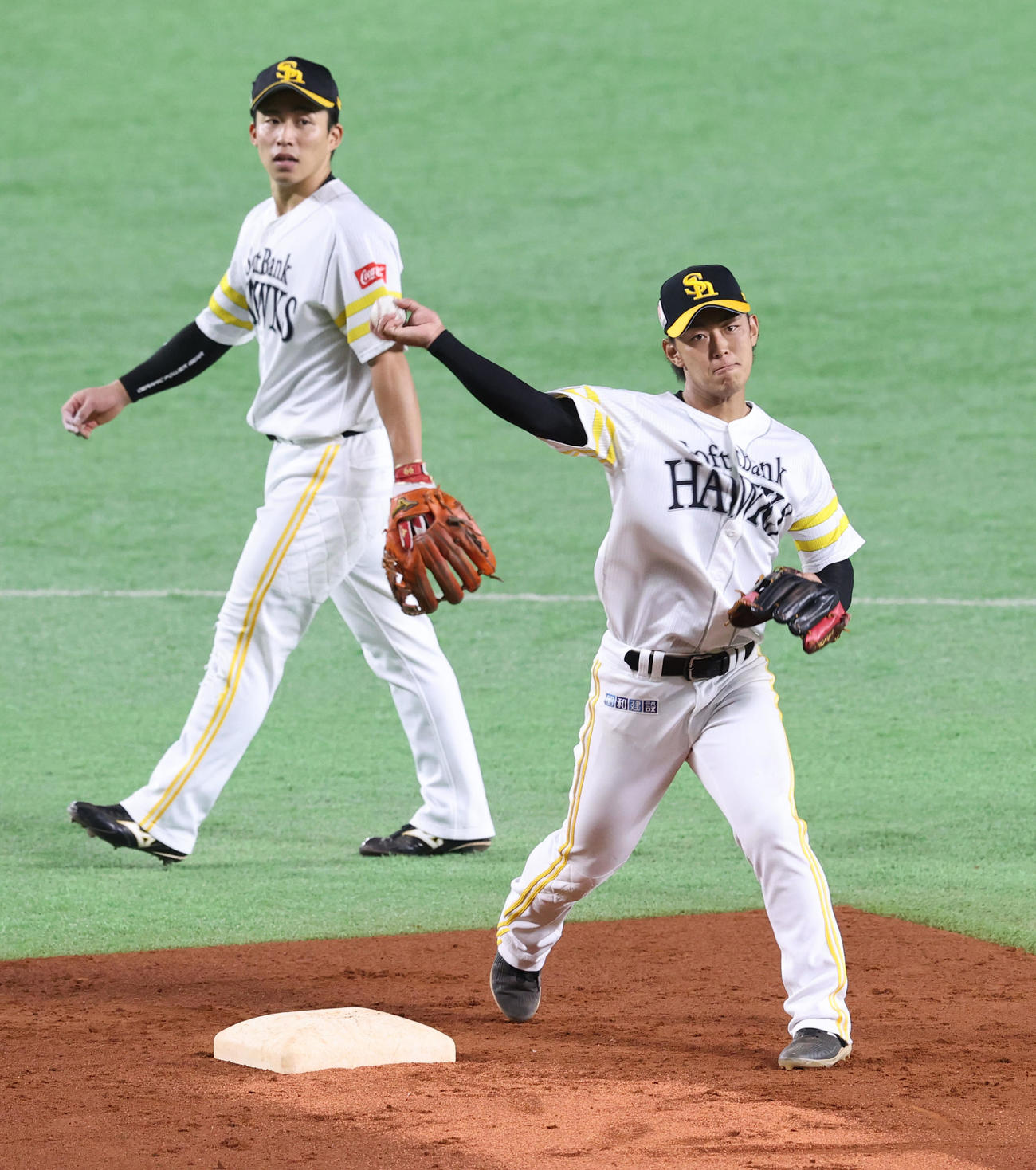 守備ノックで軽快な動きを見せる今宮健太（撮影・梅根麻紀）
