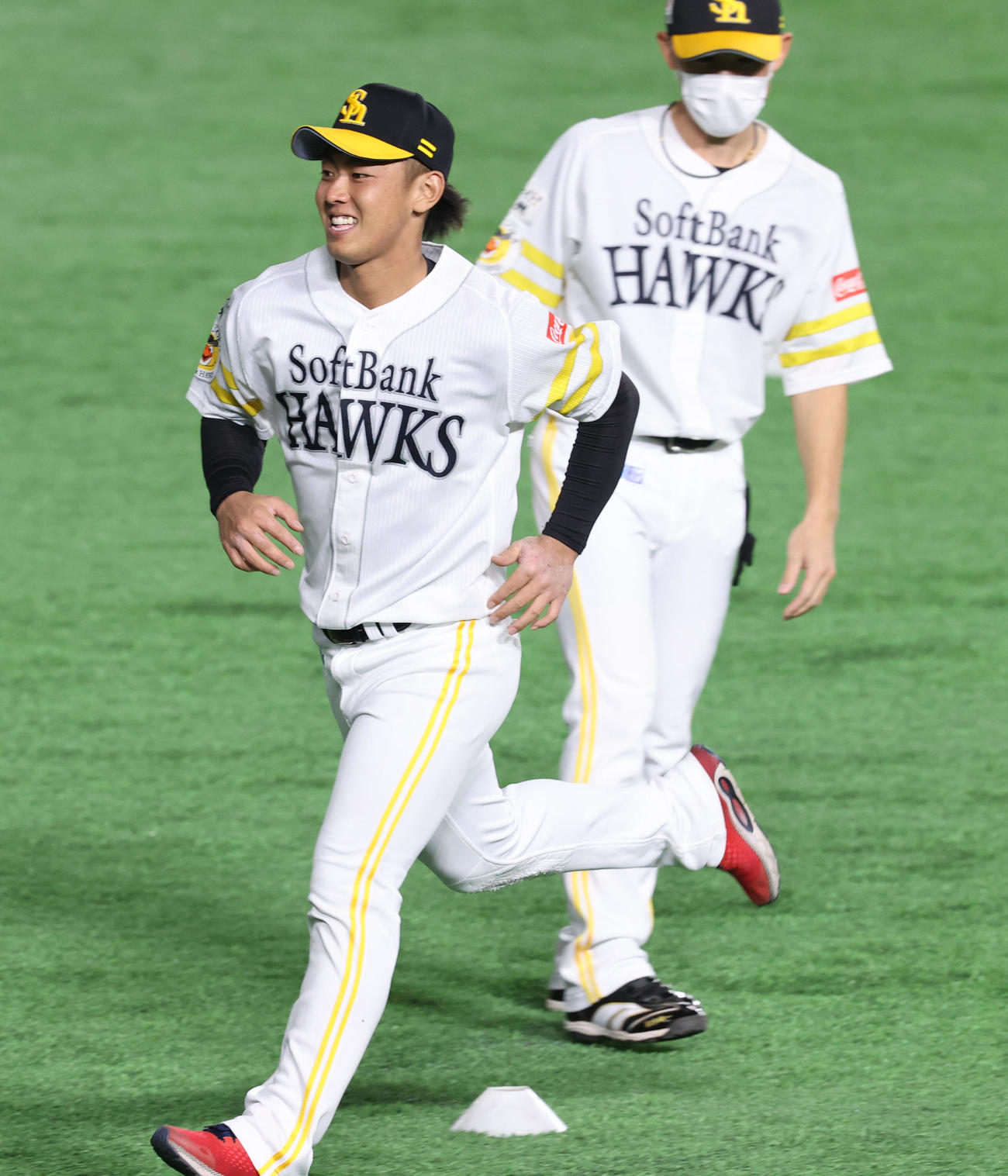 練習前に笑顔で体をほぐす今宮健太（撮影・梅根麻紀）