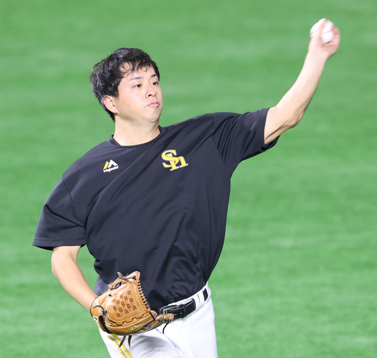 キャッチボールで調整する大関友久（撮影・梅根麻紀）