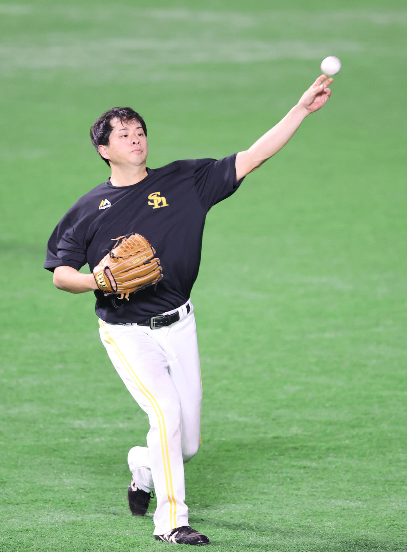 キャッチボールで調整する大関友久（撮影・梅根麻紀）