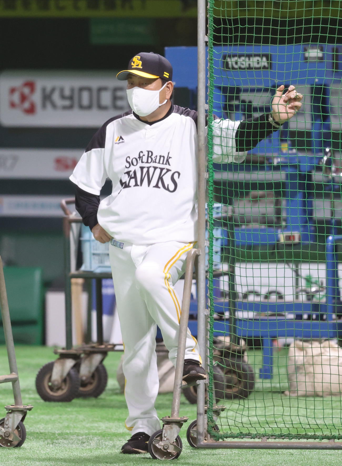 紅白戦前の守備練習を見守る藤本博史監督（撮影・梅根麻紀）