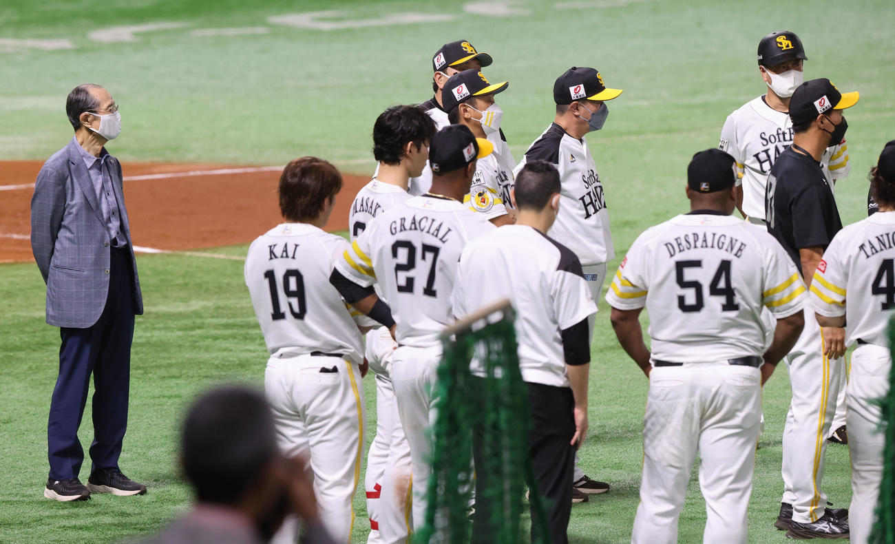 紅白戦を終え、コーチ陣の話を後方から見守る王貞治球団会長（撮影・梅根麻紀）