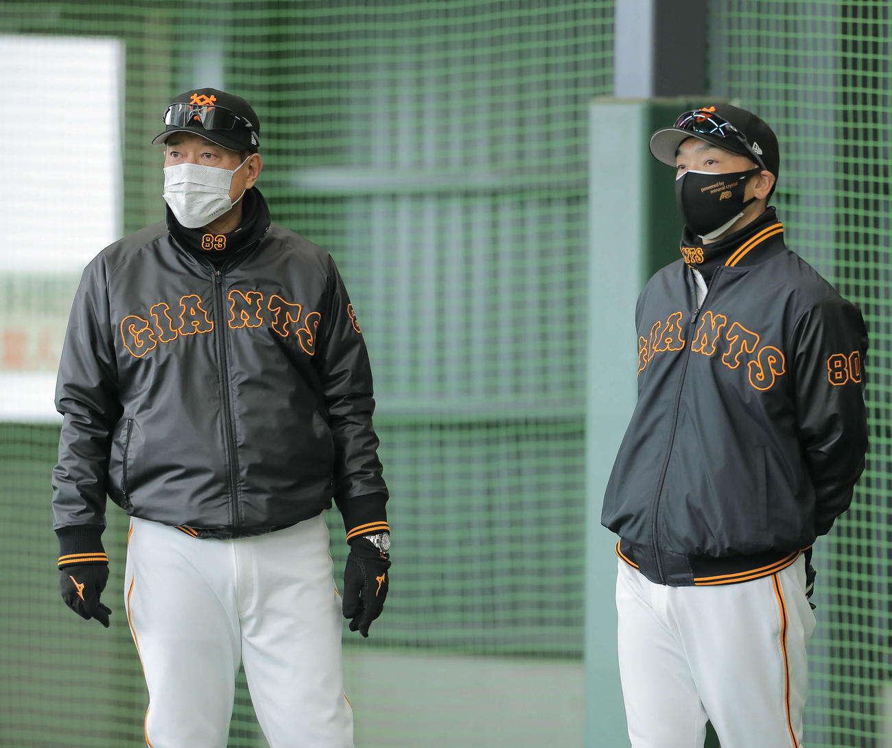 2022年2月7日、ブルペン投球する選手を見る巨人原監督（左）と阿部作戦兼ディフェンスチーフコーチ
