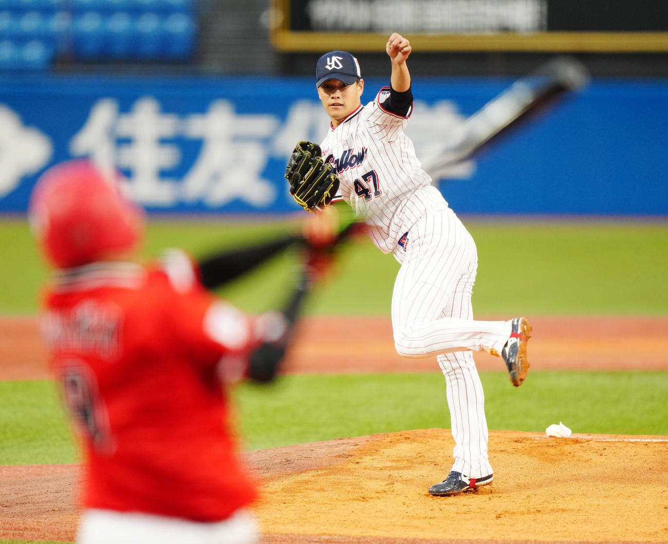 ヤクルト対東芝　1回表東芝1死、小川（手前）から空振り三振を奪う高橋（撮影・江口和貴）