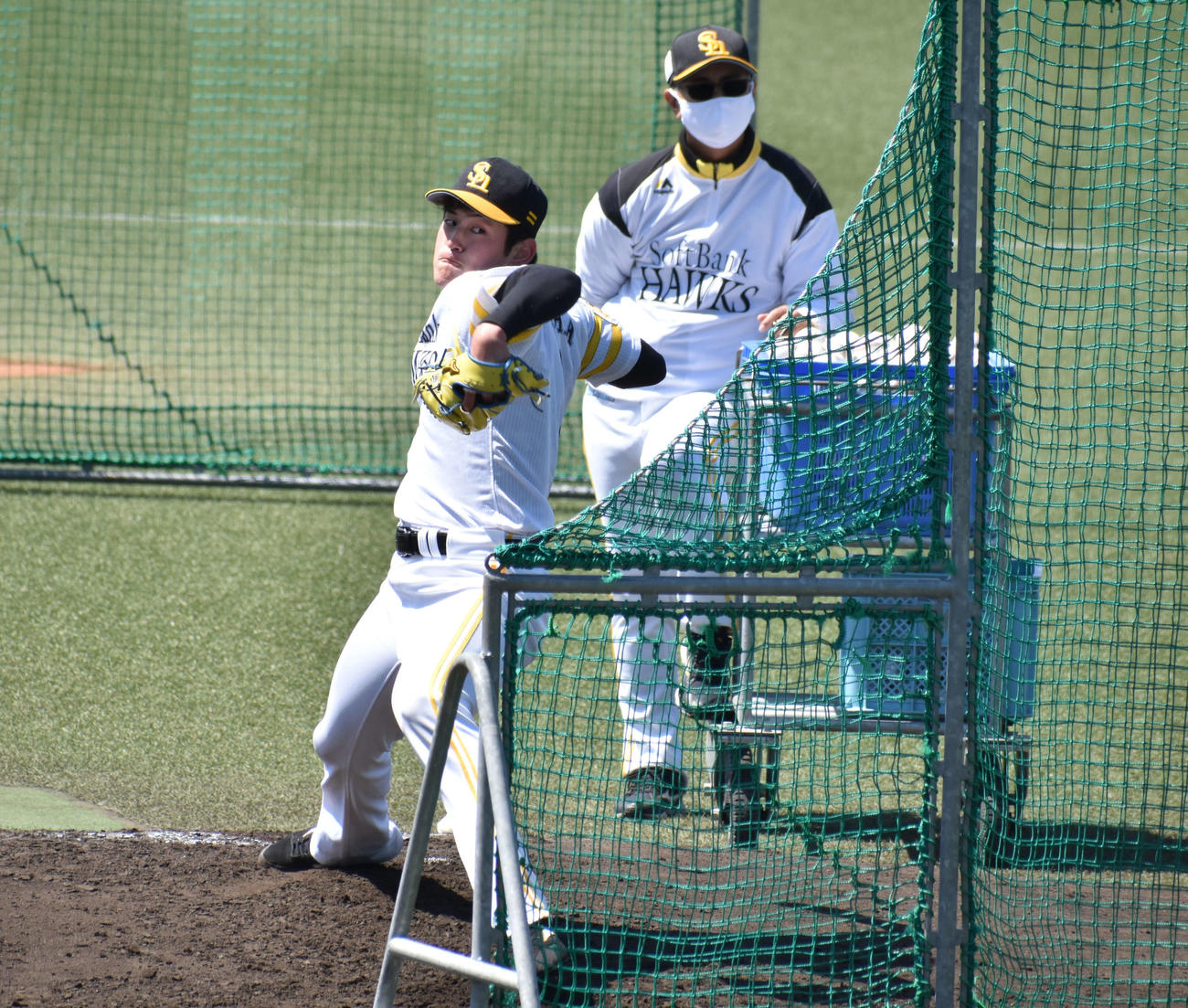 プロ入り後初の打撃投手を務めるソフトバンク風間。後ろは若田部3軍投手コーチ(2022年4月3日撮影）