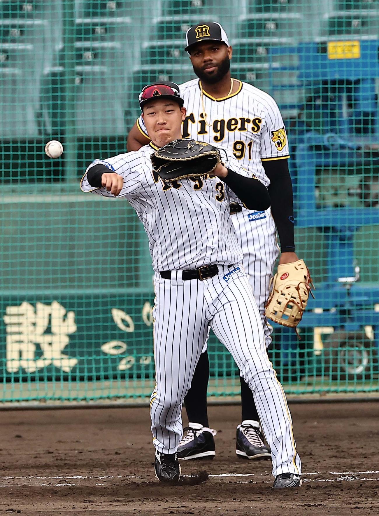 アデルリン・ロドリゲス（右）らと一塁シートノックを受ける大山悠輔（撮影・上田博志）