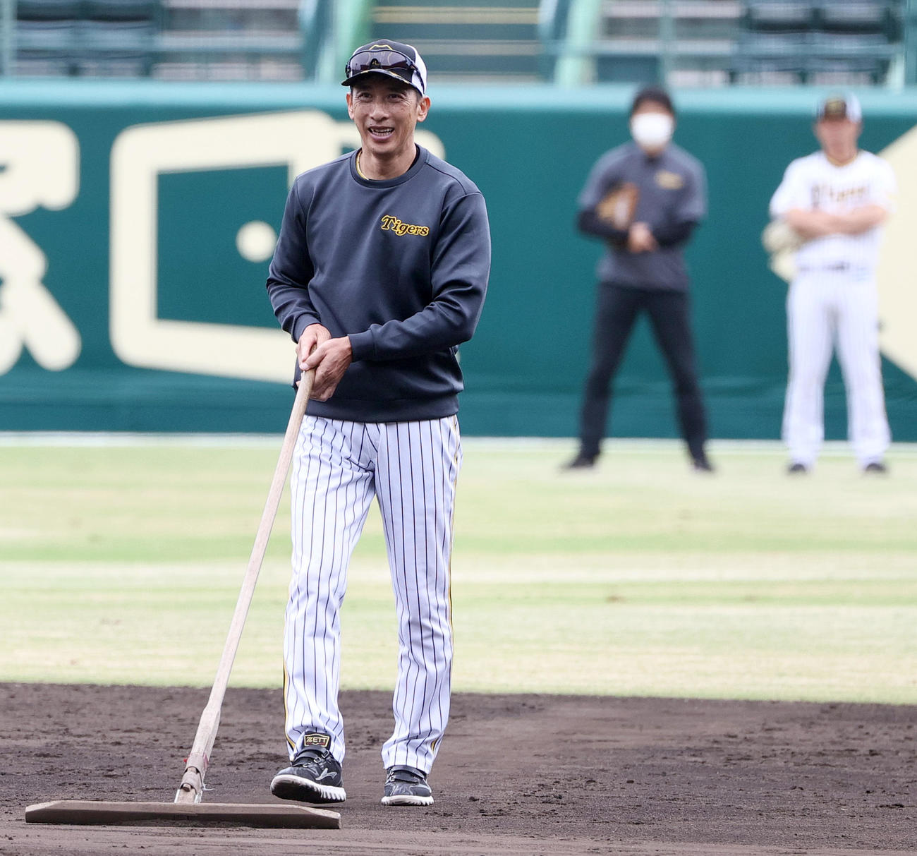 練習を笑顔で見つめる阪神矢野監督（撮影・上山淳一）