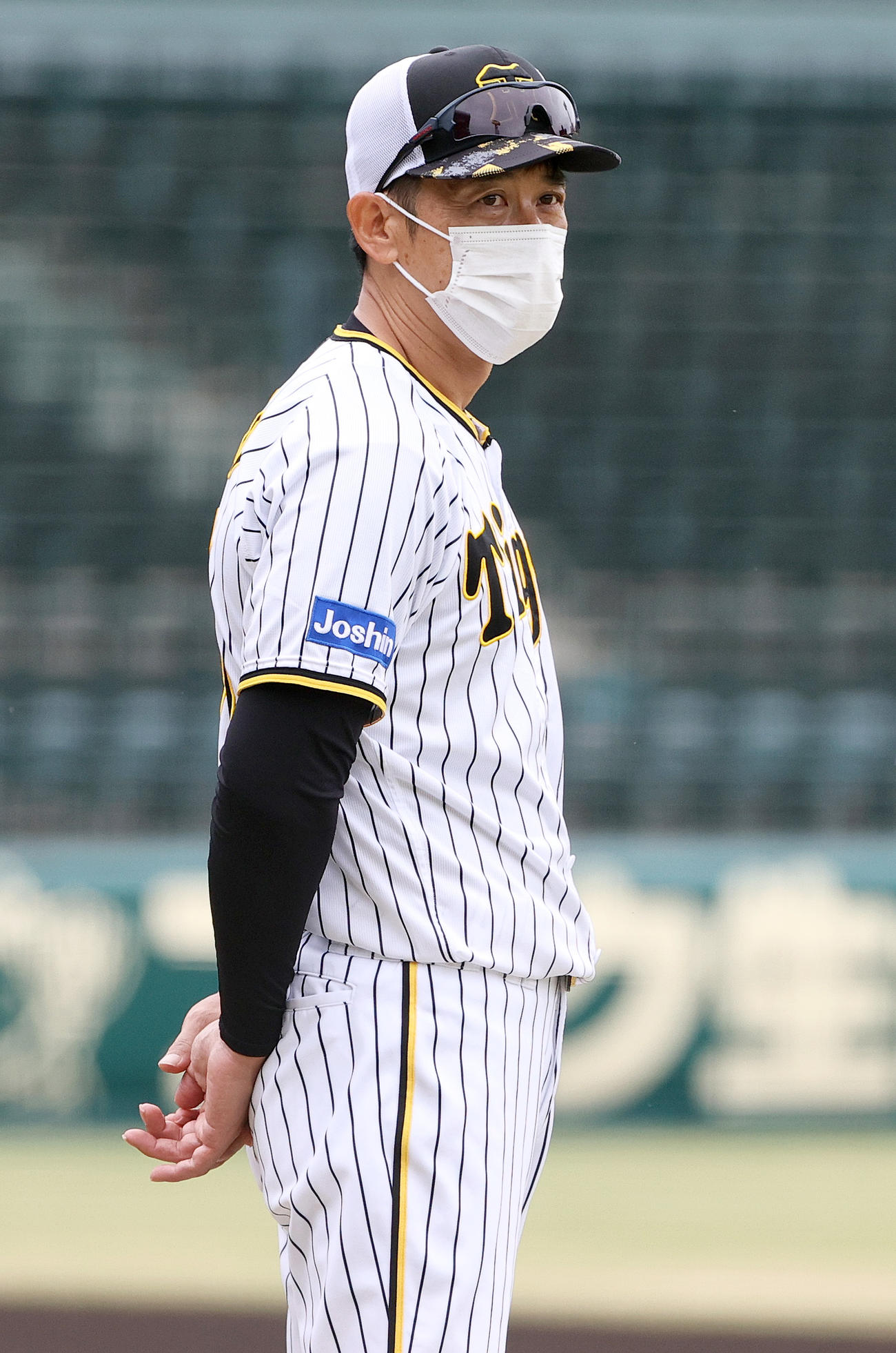 練習を見守る阪神矢野監督（撮影・上山淳一）