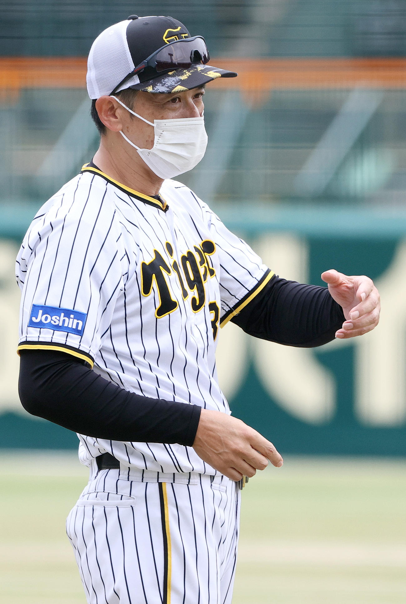 関係者と話す阪神矢野監督（撮影・上山淳一）