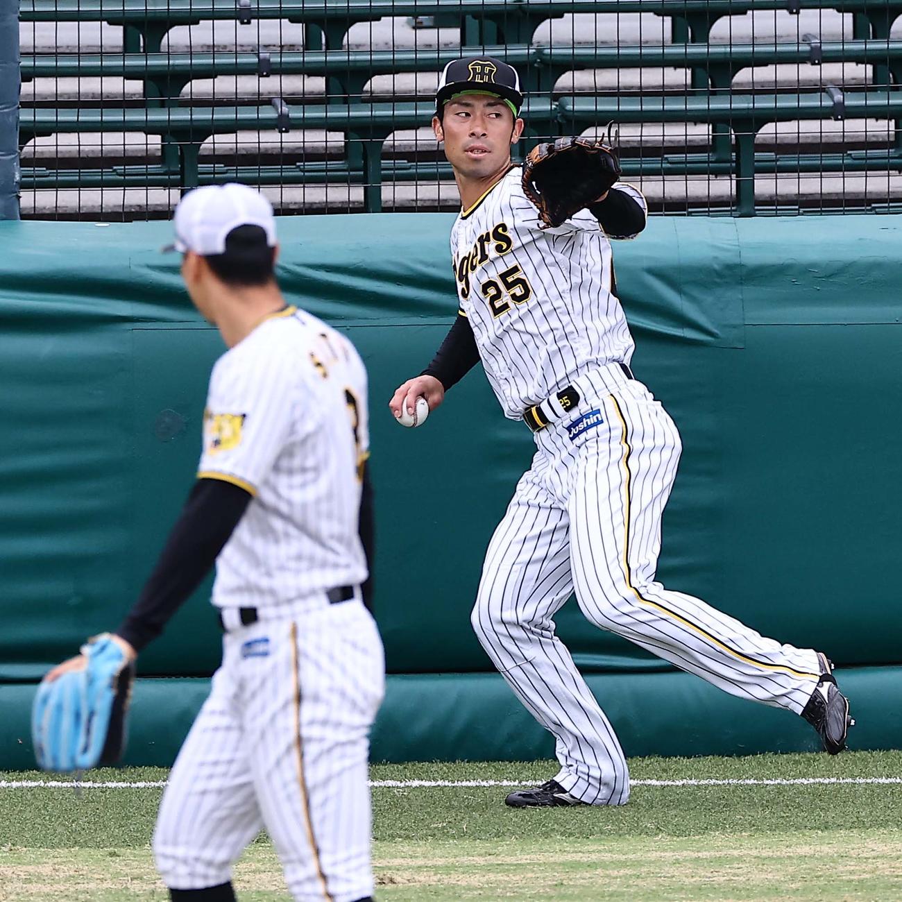 シートノックで右翼を守る江越（撮影・上田博志）