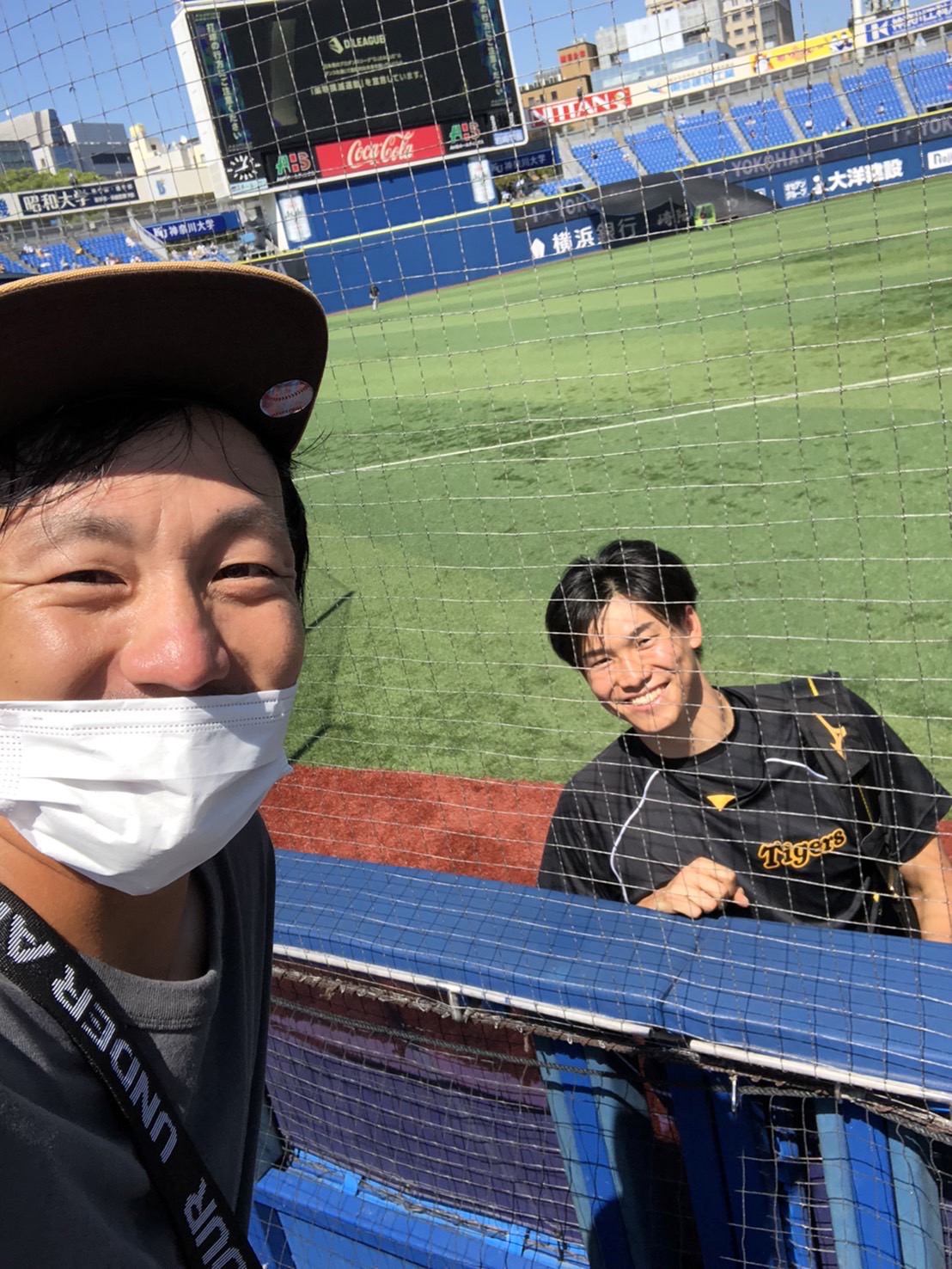 22年9月、横浜スタジアムに観戦に訪れた乾さん（左）は阪神湯浅と写真に納まる（乾真大さん提供）