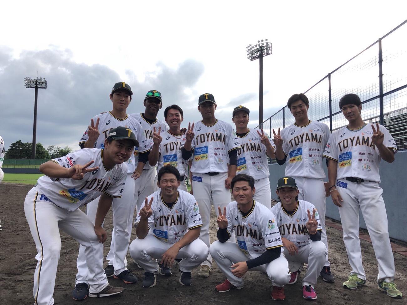 18年、BC富山時代の阪神湯浅（後列右から2人目）と乾さん（同3人目）（乾真大さん提供）