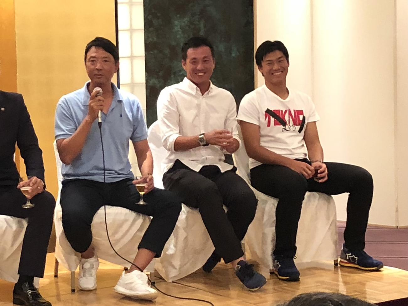 18年、BC富山時代のイベントで笑顔の阪神湯浅（右）と乾さん（中央）。左は当時の伊藤監督（乾真大さん提供）