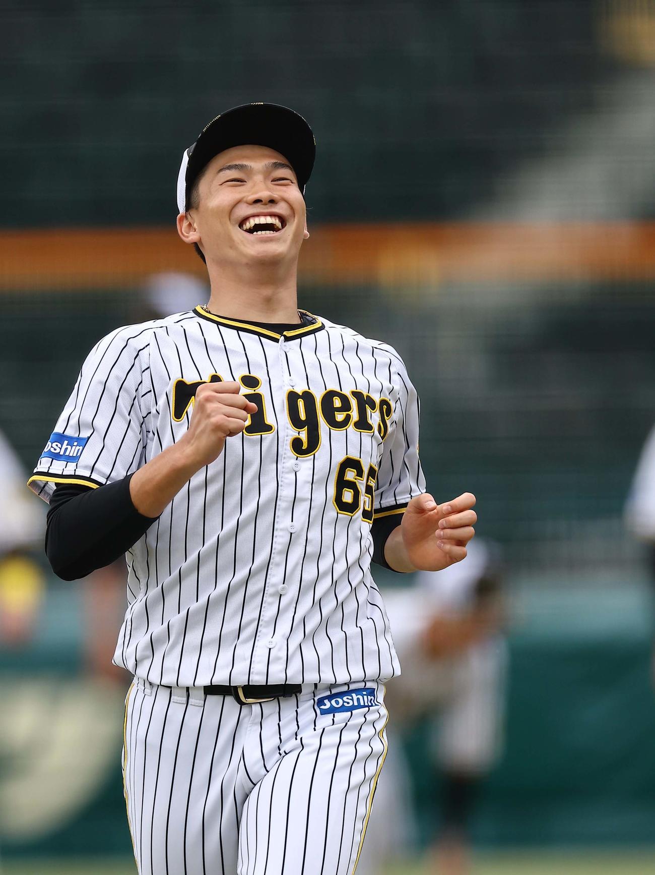 笑顔を見せながら外野をダッシュする湯浅（撮影・上田博志）