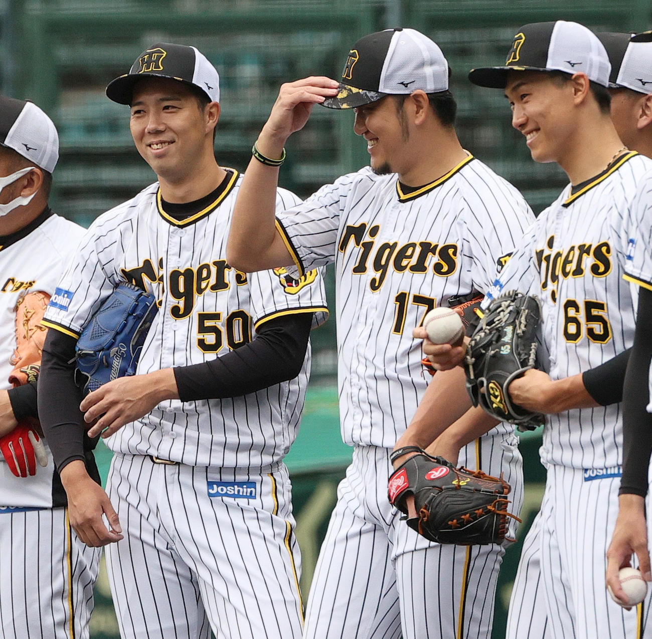 投内連係の合間に笑顔を見せる、左から阪神青柳、岩貞、湯浅（撮影・上山淳一）