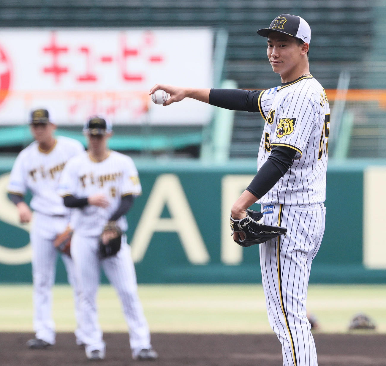 投内連係でマウンドに立つ阪神湯浅（撮影・上山淳一）