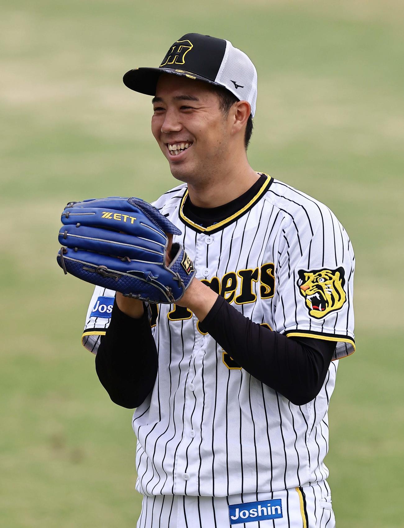 笑顔を見せながらキャッチボールをする青柳（撮影・上田博志）