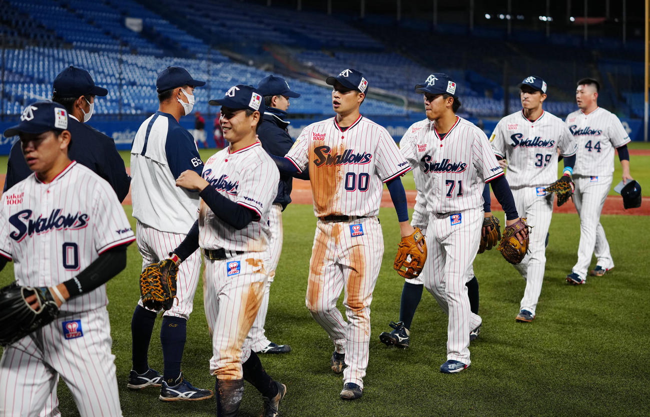 ヤクルト対東芝　東芝に勝利し、タッチを交わす奥村（中央）らヤクルトの選手たち（撮影・江口和貴）