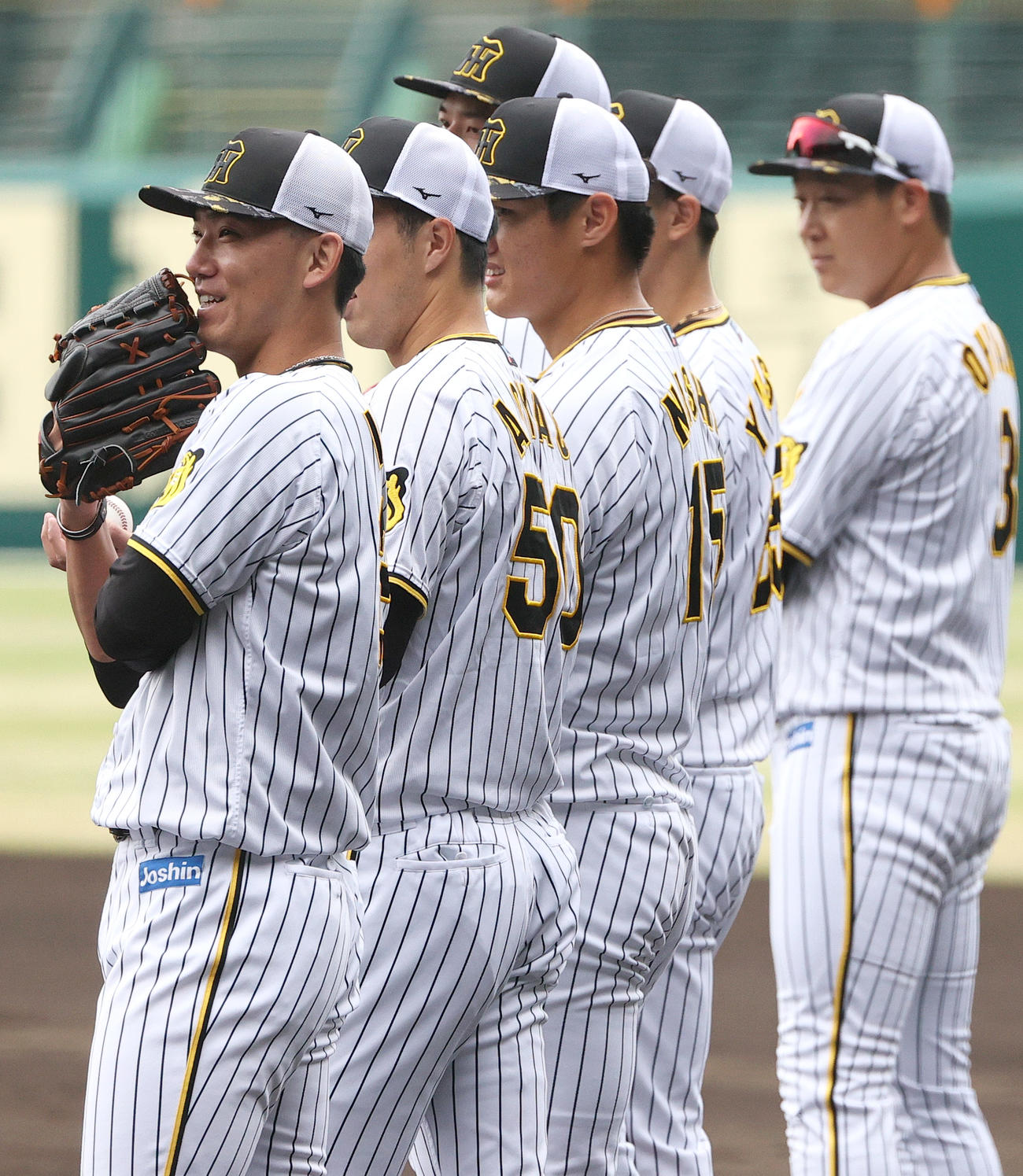 投内連係を前に笑顔を見せる阪神伊藤将（撮影・上山淳一）