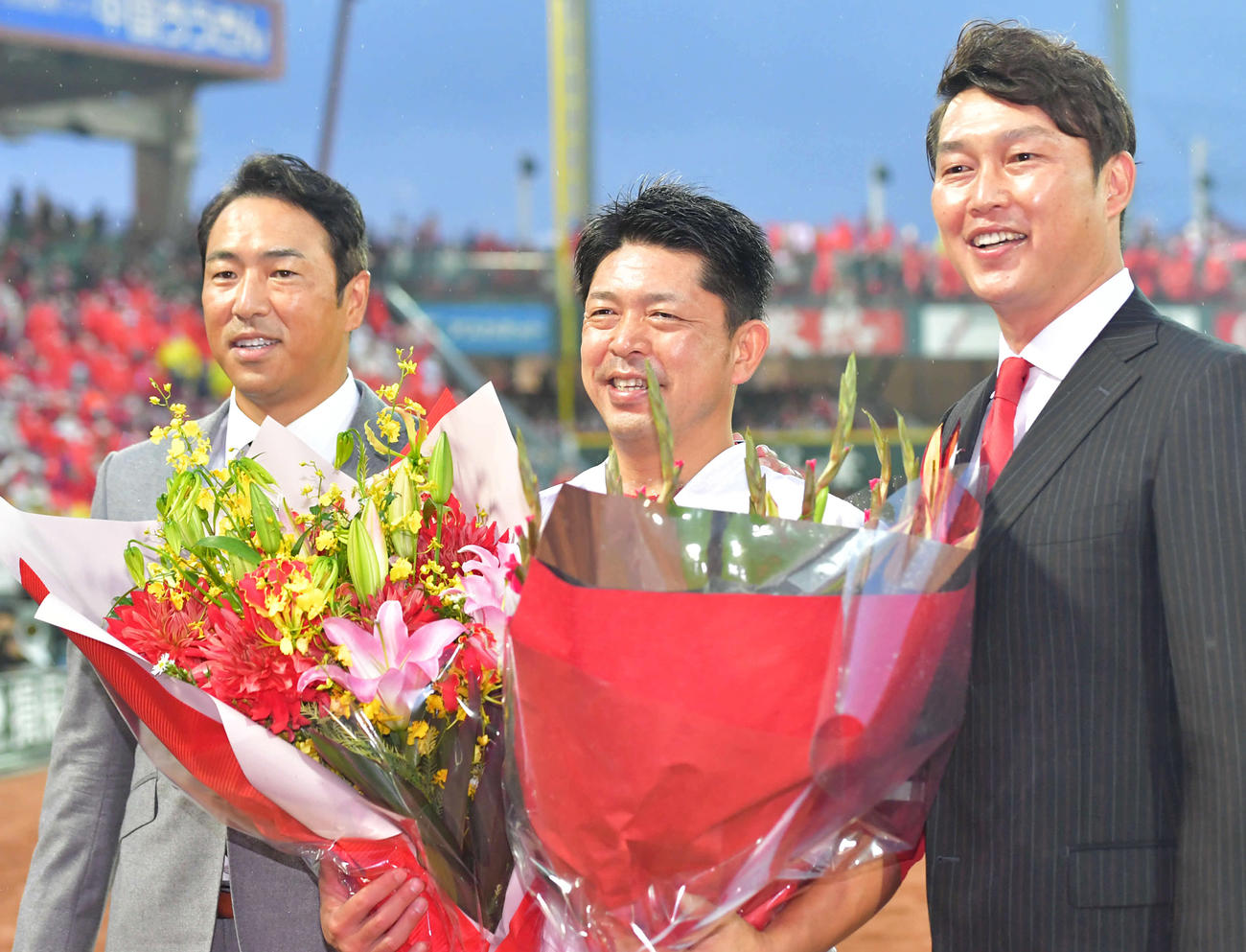 黒田博樹氏（左）、新井貴浩氏（右）と記念写真におさまる石原慶幸（撮影・加藤孝規）