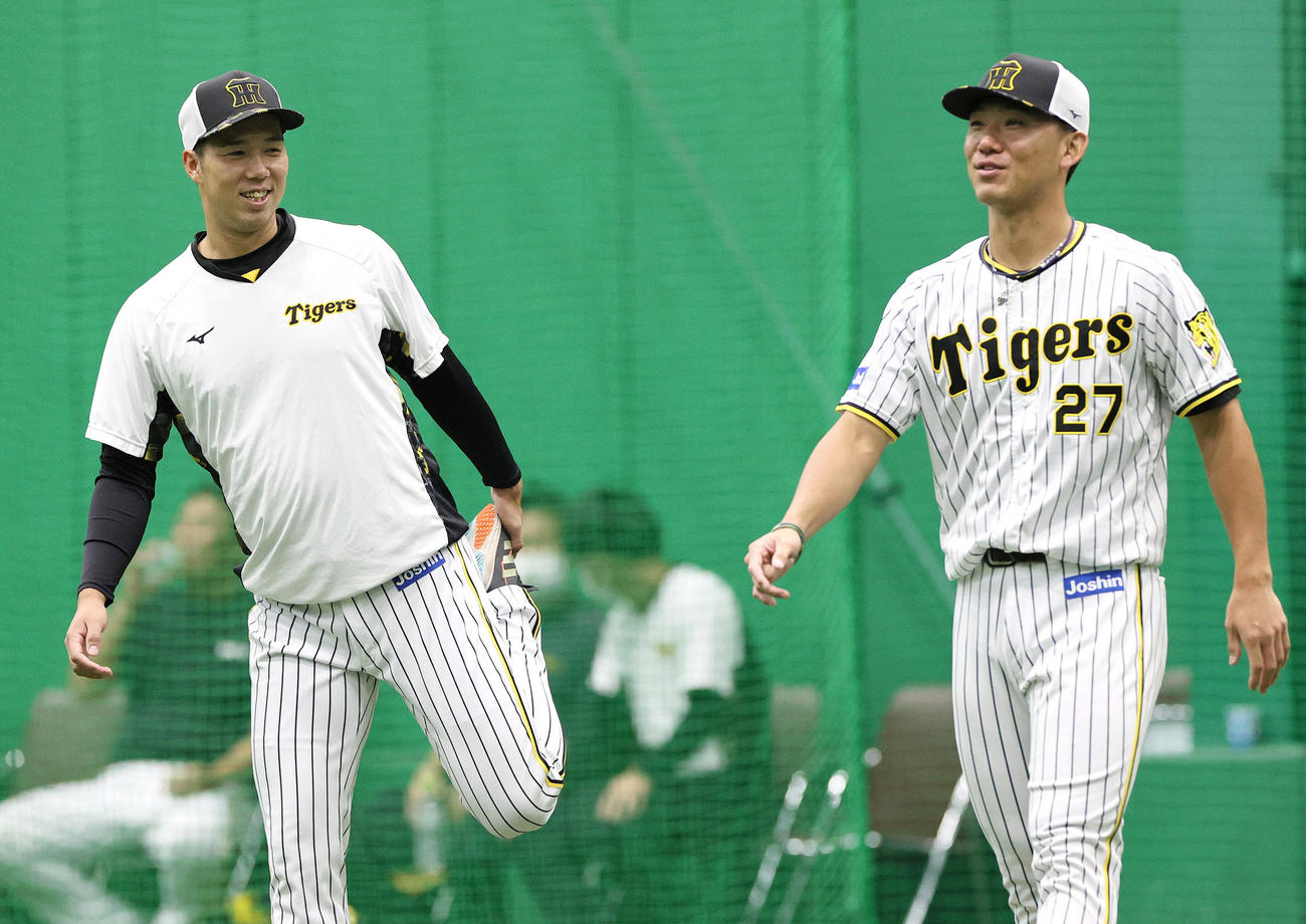 室内練習で笑顔を見せる阪神青柳（左）と伊藤将（撮影・上山淳一）