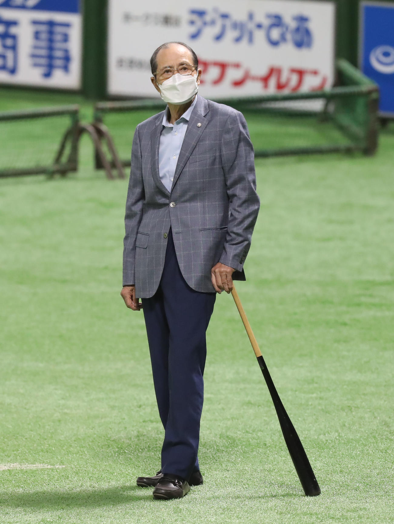 全体練習を見守る王球団会長（撮影・屋方直哉）