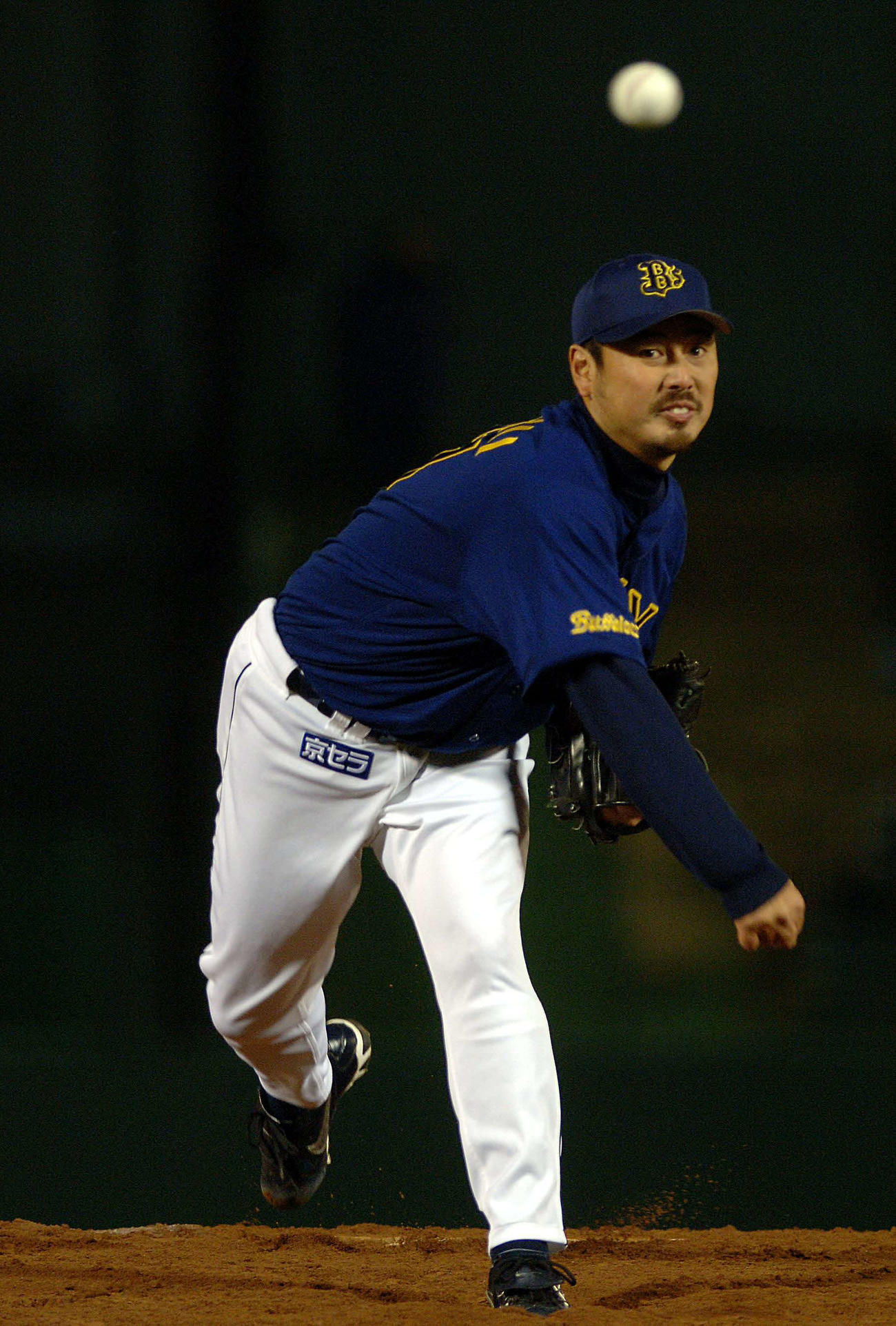 オリックス時代の吉井理人（右）（06年3月29日撮影）