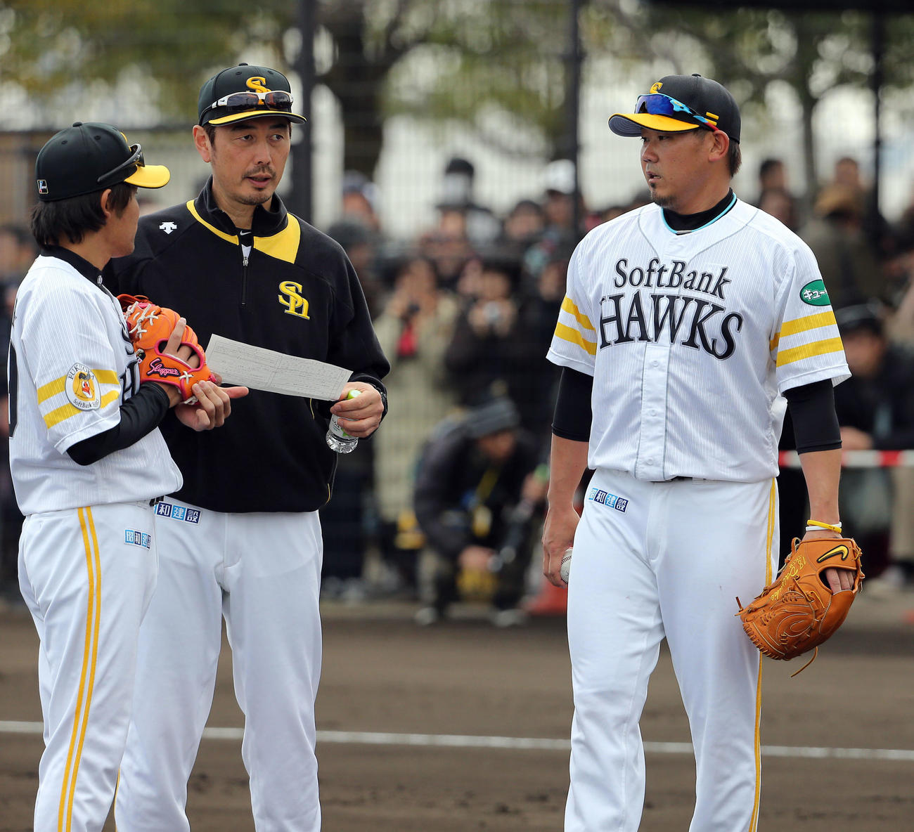 2015年2月7日、ソフトバンク松坂大輔（右）ら投手陣と話をする吉井理人コーチ（中央）