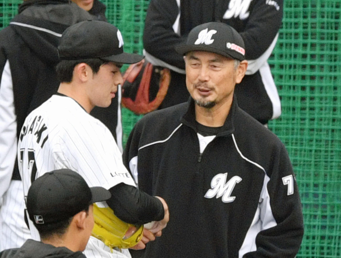 20年3月、ロッテ佐々木朗希（左）と話す吉井投手コーチ