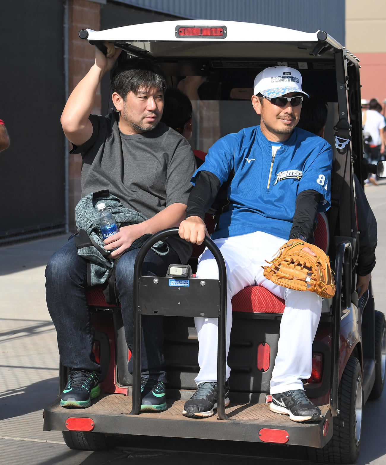 17年、野茂氏（左）と近鉄時代に同僚だった日本ハム吉井投手コーチはカートに同乗する