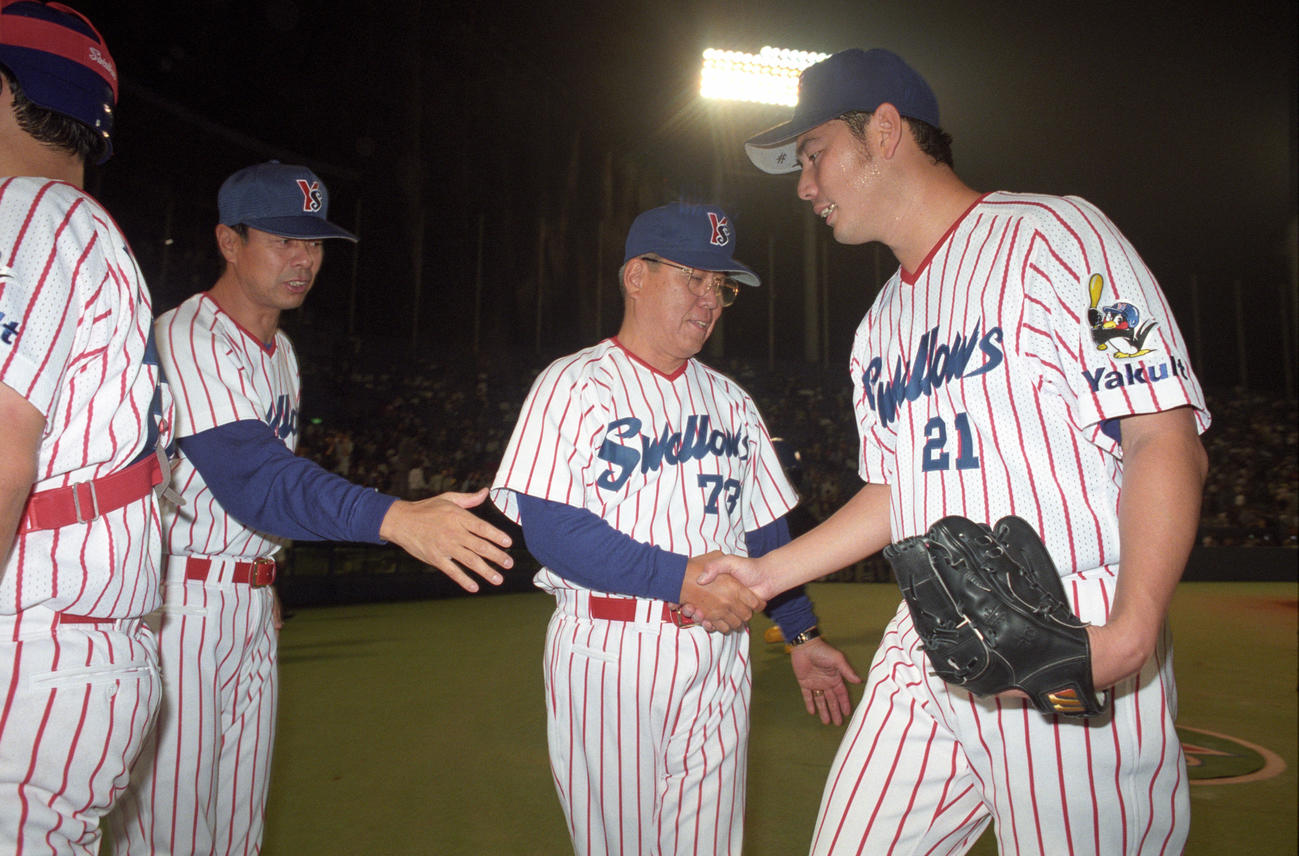 ヤクルト時代、野村克也監督と握手する吉井理人（右）（97年6月10日撮影）