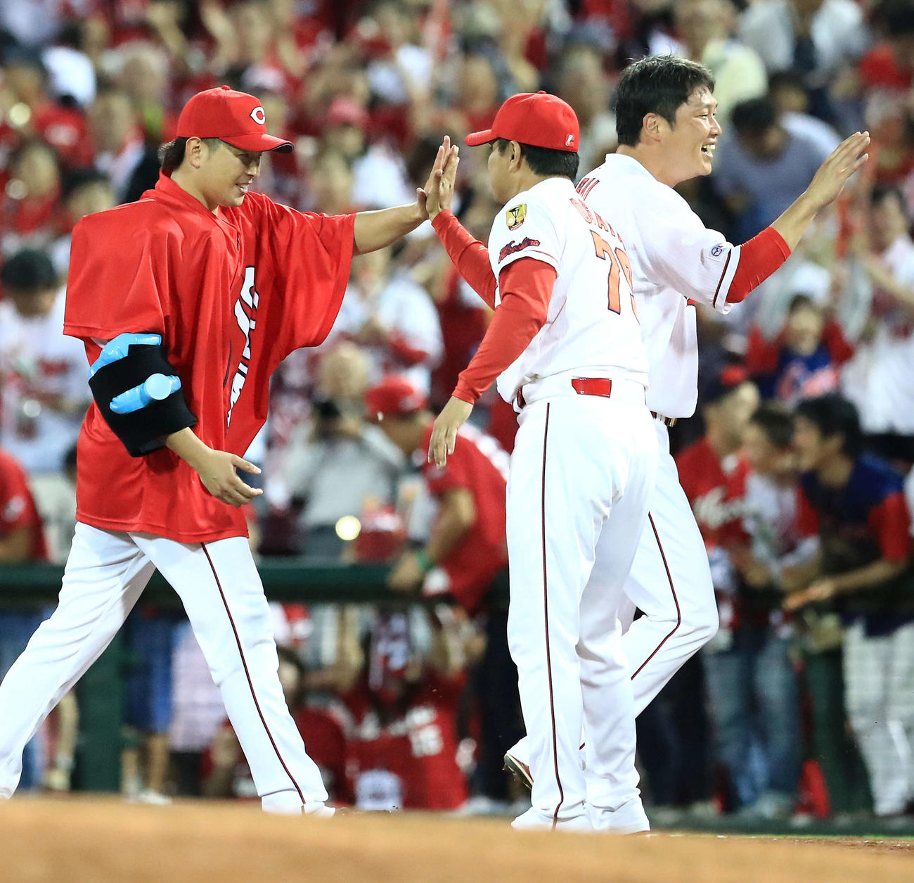 2018年9月　試合後、広島緒方監督（中央）とタッチを交わす大瀬良。右は新井