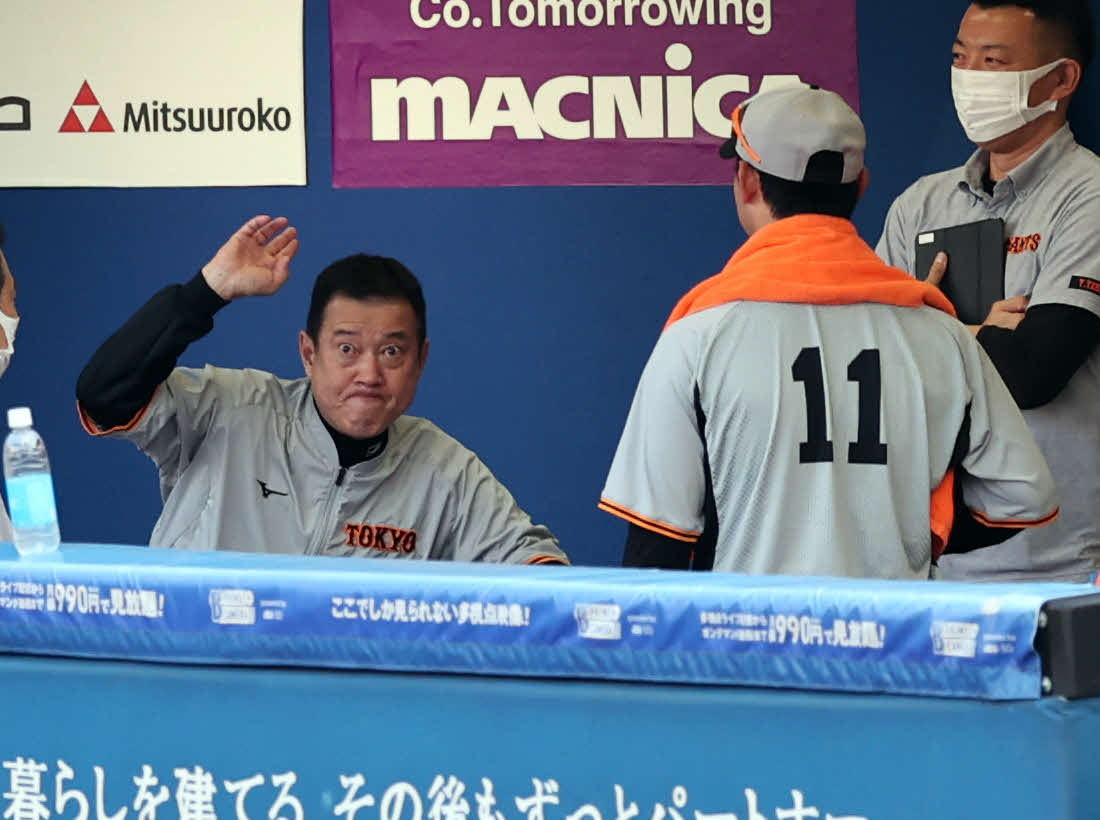 1日、DeNA戦でベンチに引き揚げた巨人平内（右）に指導する原監督