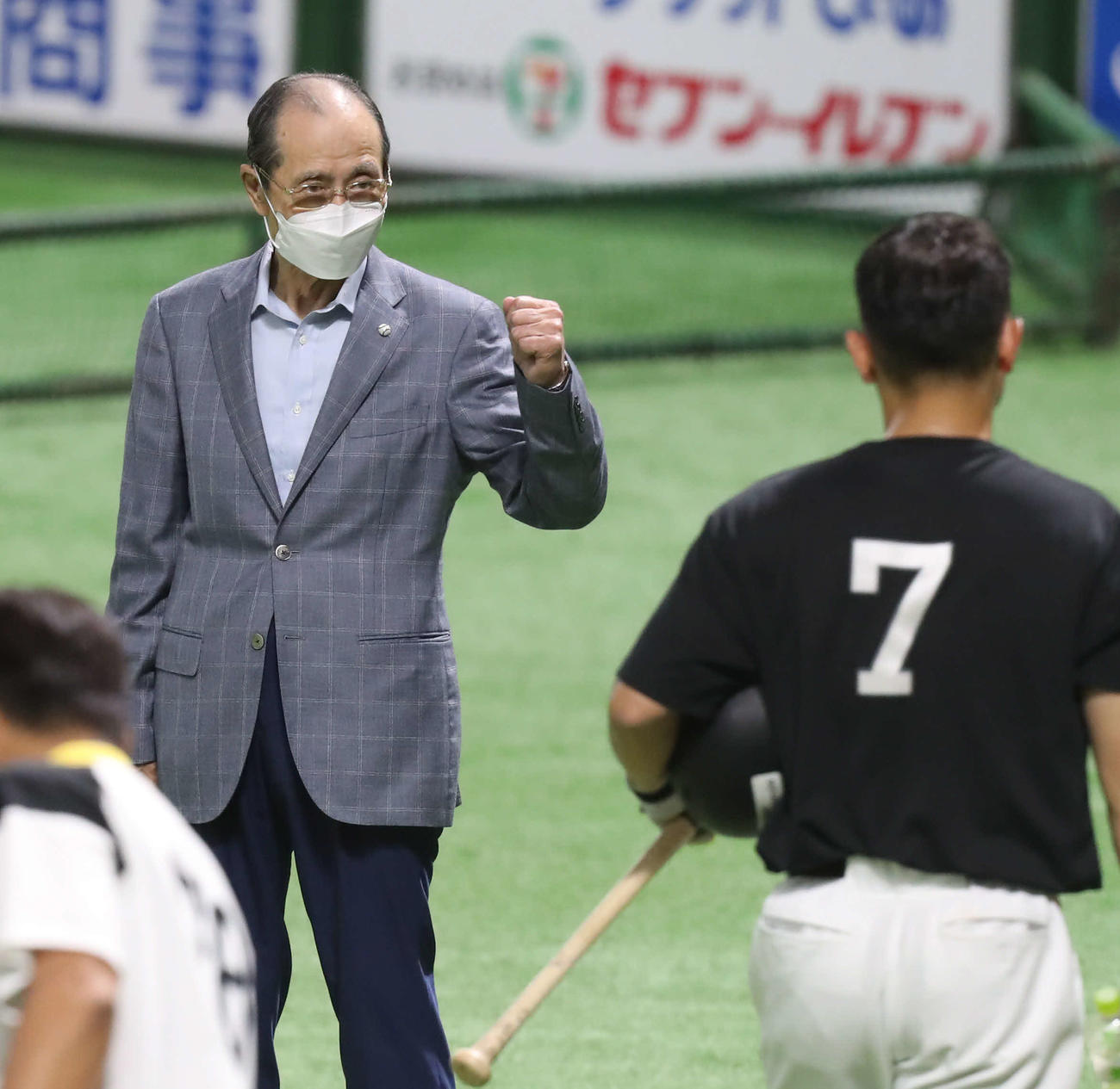 中村晃（右）とあいさつを交わす王球団会長（撮影・屋方直哉）