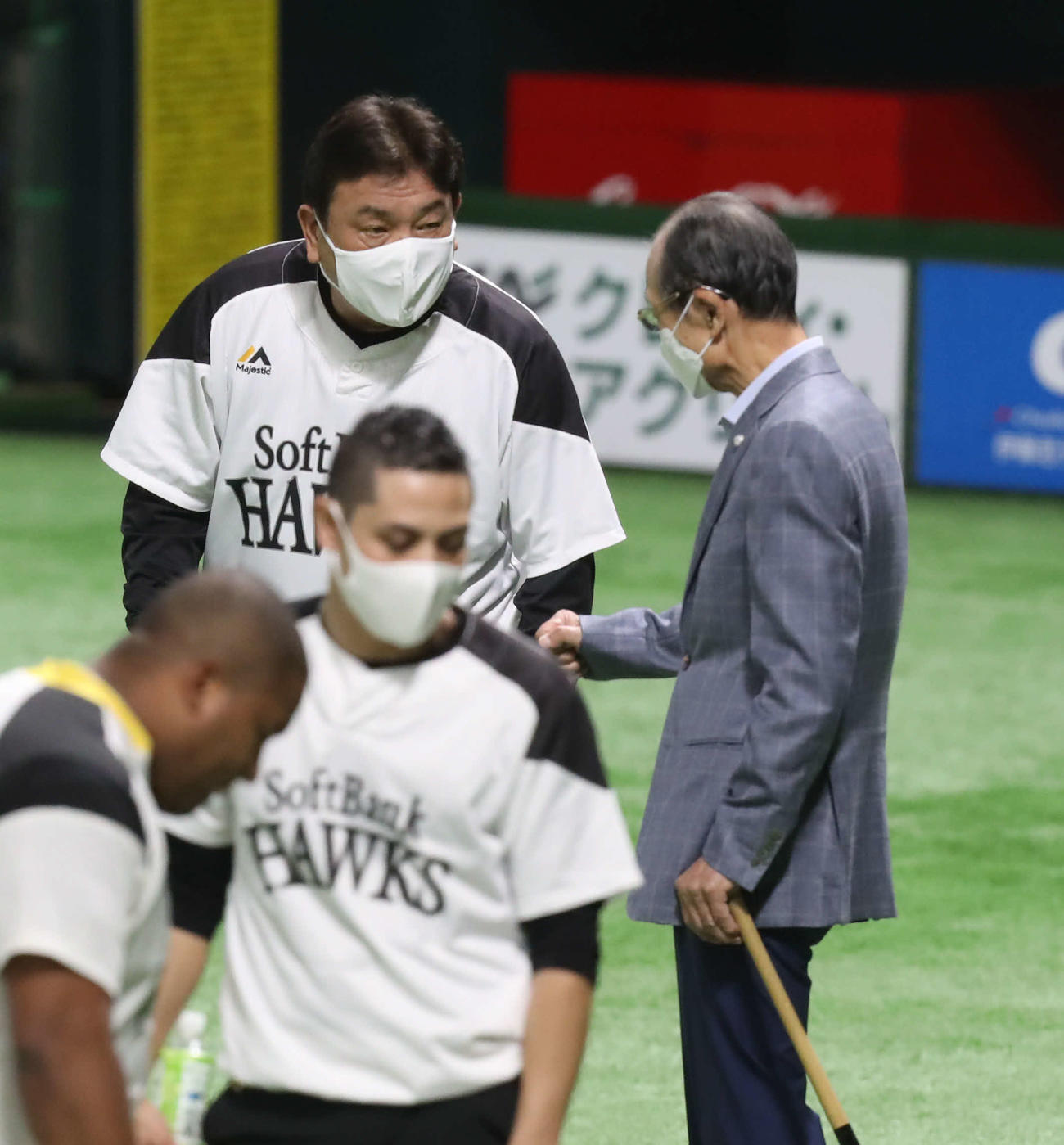 王球団会長（右）とあいさつを交わす藤本監督（撮影・屋方直哉）