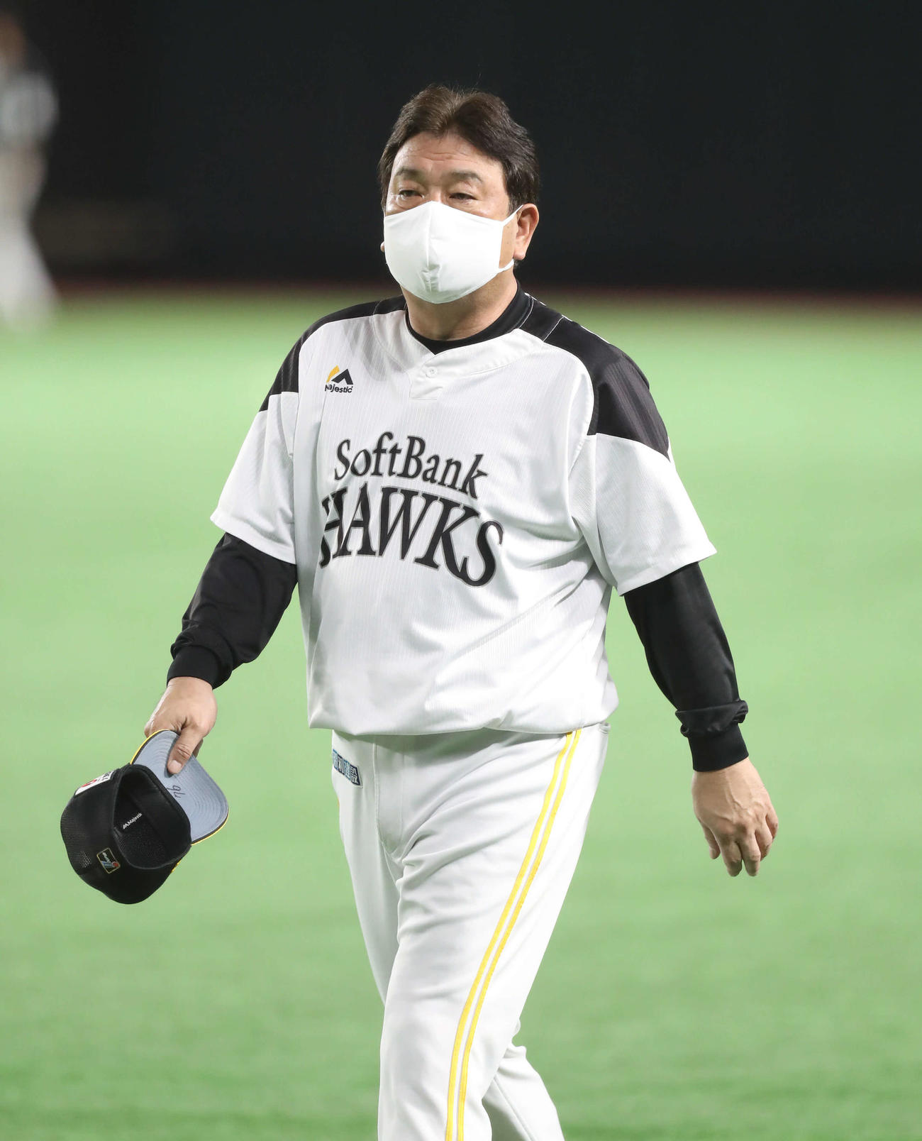 全体練習を見る藤本監督（撮影・屋方直哉）