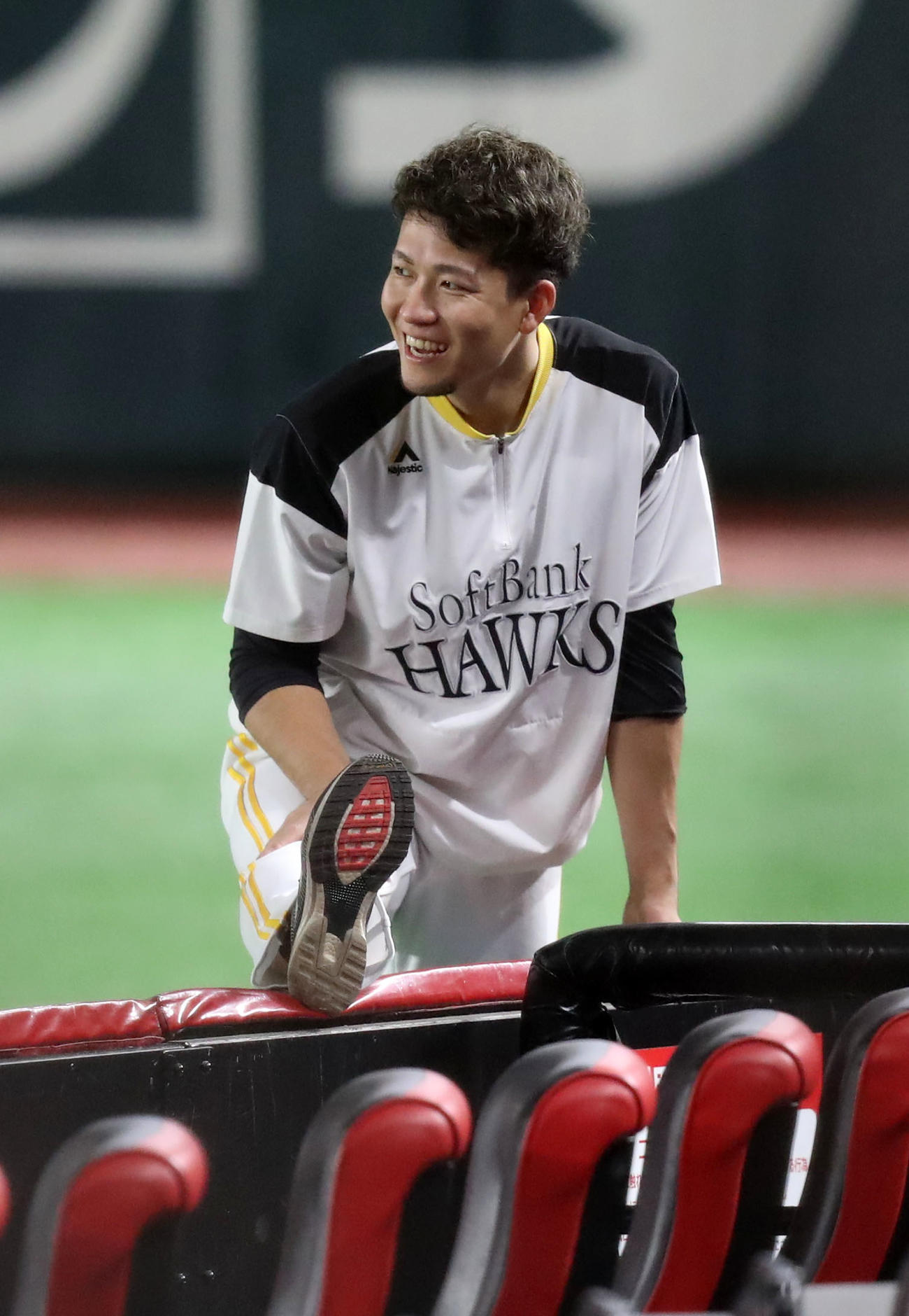 練習で笑顔を見せる千賀（撮影・屋方直哉）