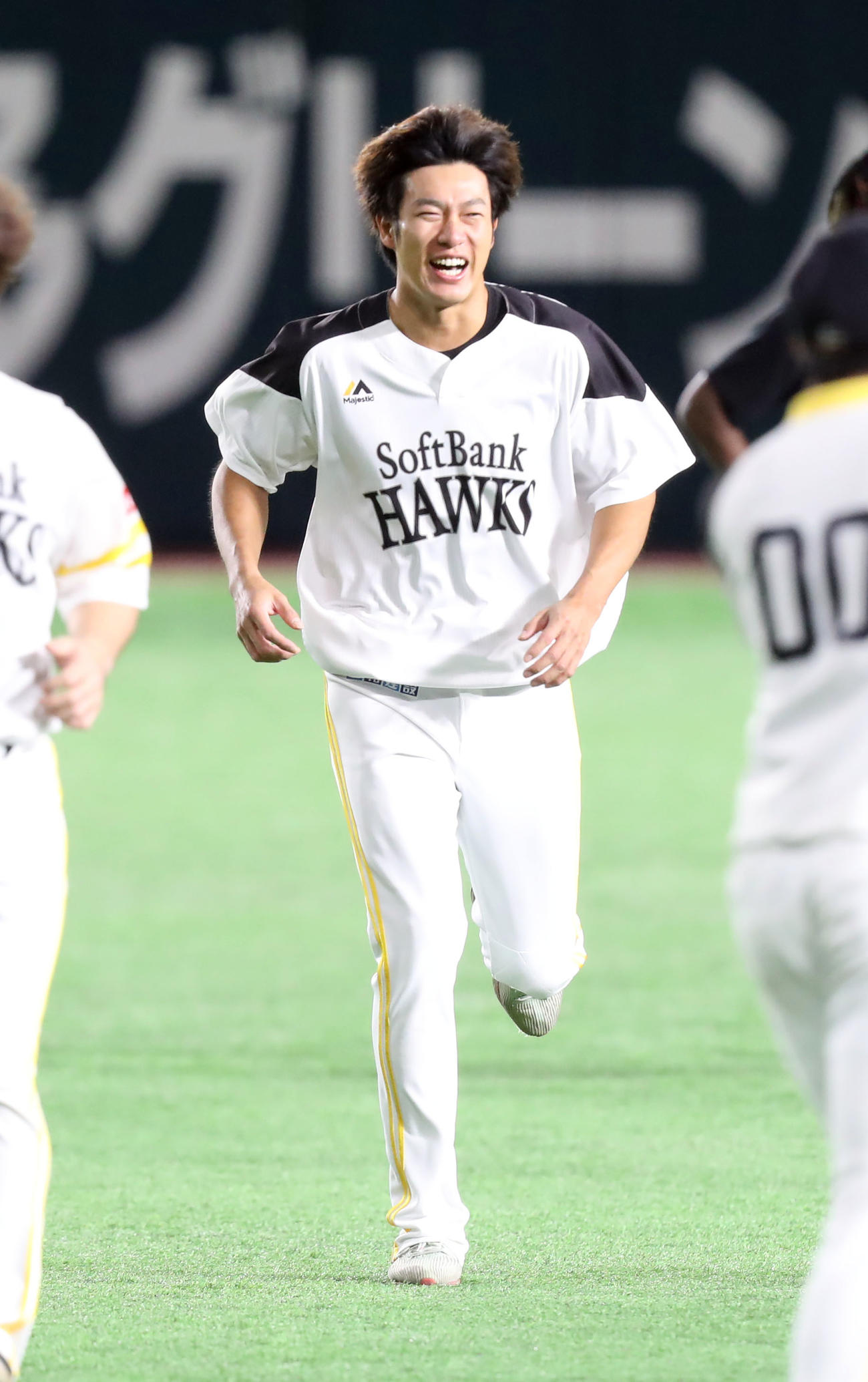 全体練習で笑顔でダッシュをする柳田（撮影・屋方直哉）