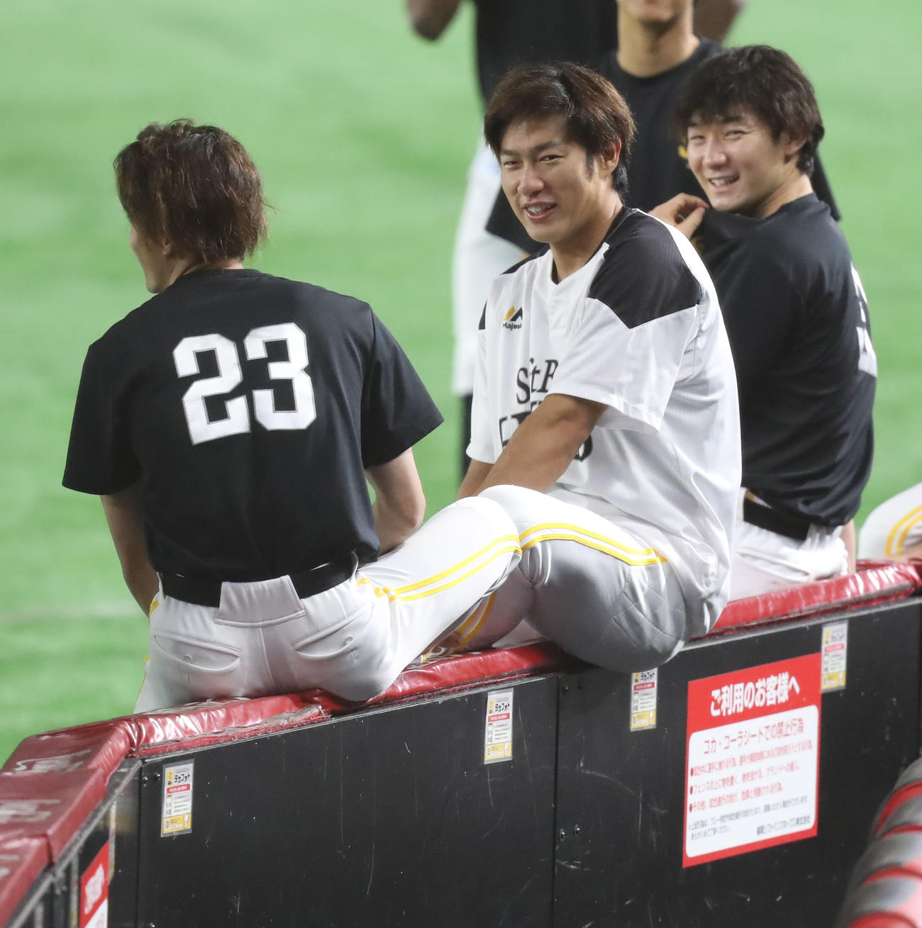 全体練習前に笑顔を見せる柳田（中央）（撮影・屋方直哉）