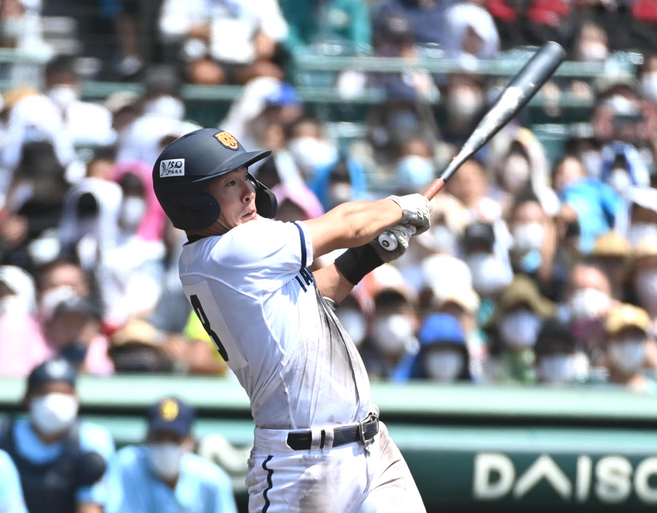 夏の甲子園準々決勝の近江戦でバックスクリーンに同点2ランを放つ高松商・浅野翔吾（2022年8月18日撮影）