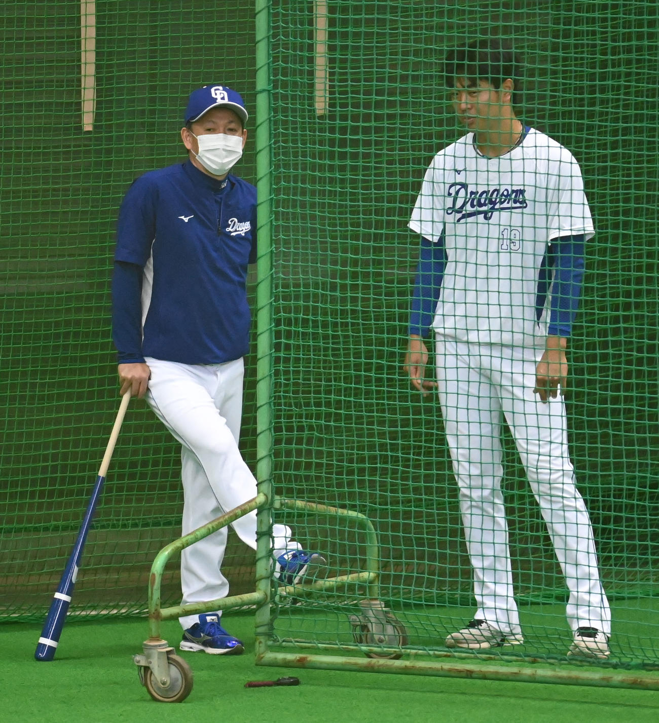 中日練習　高橋宏と言葉を交わす立浪監督（左）（撮影・森本幸一）