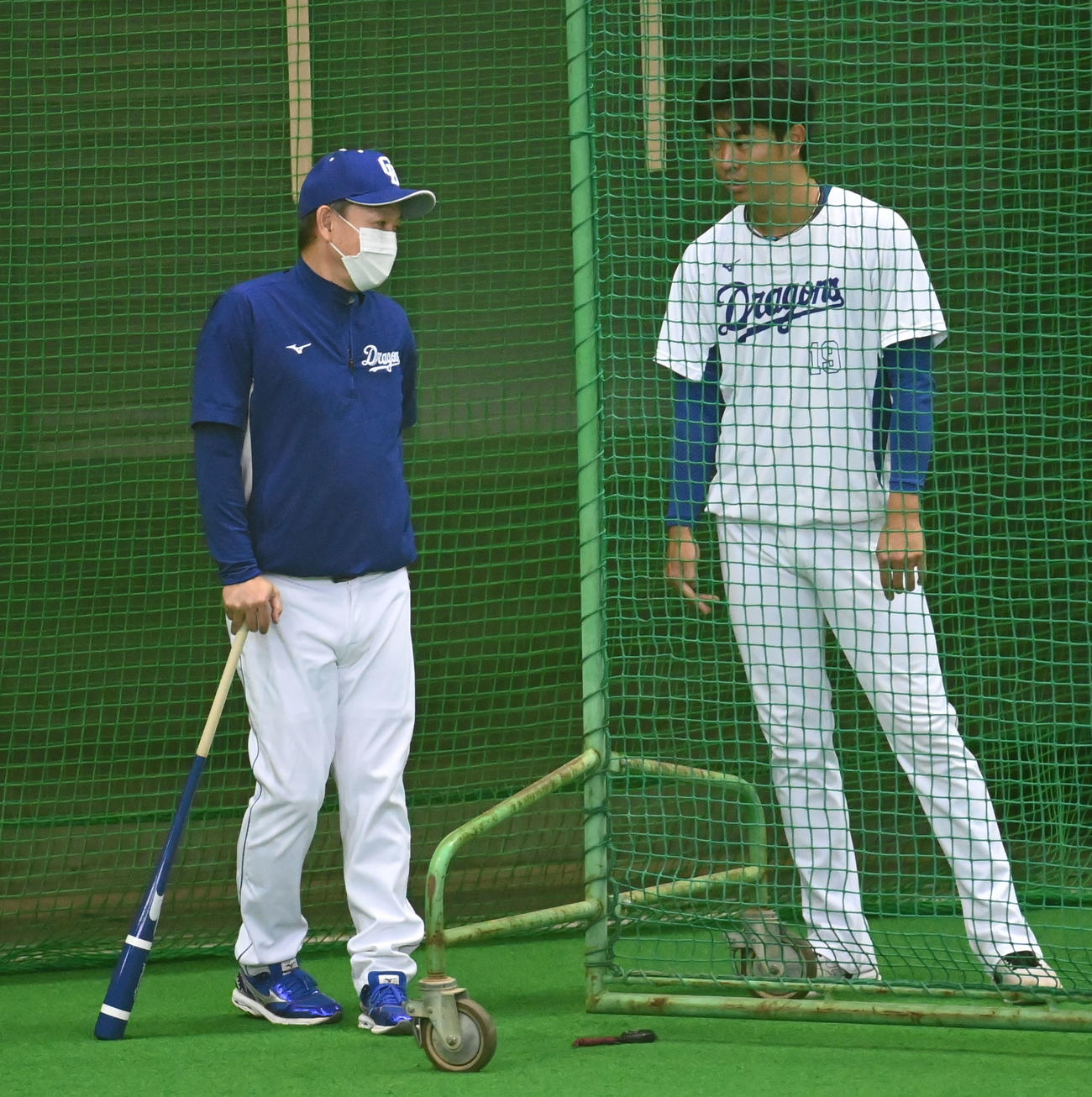 中日練習　高橋宏と言葉を交わす立浪監督（左）（撮影・森本幸一）