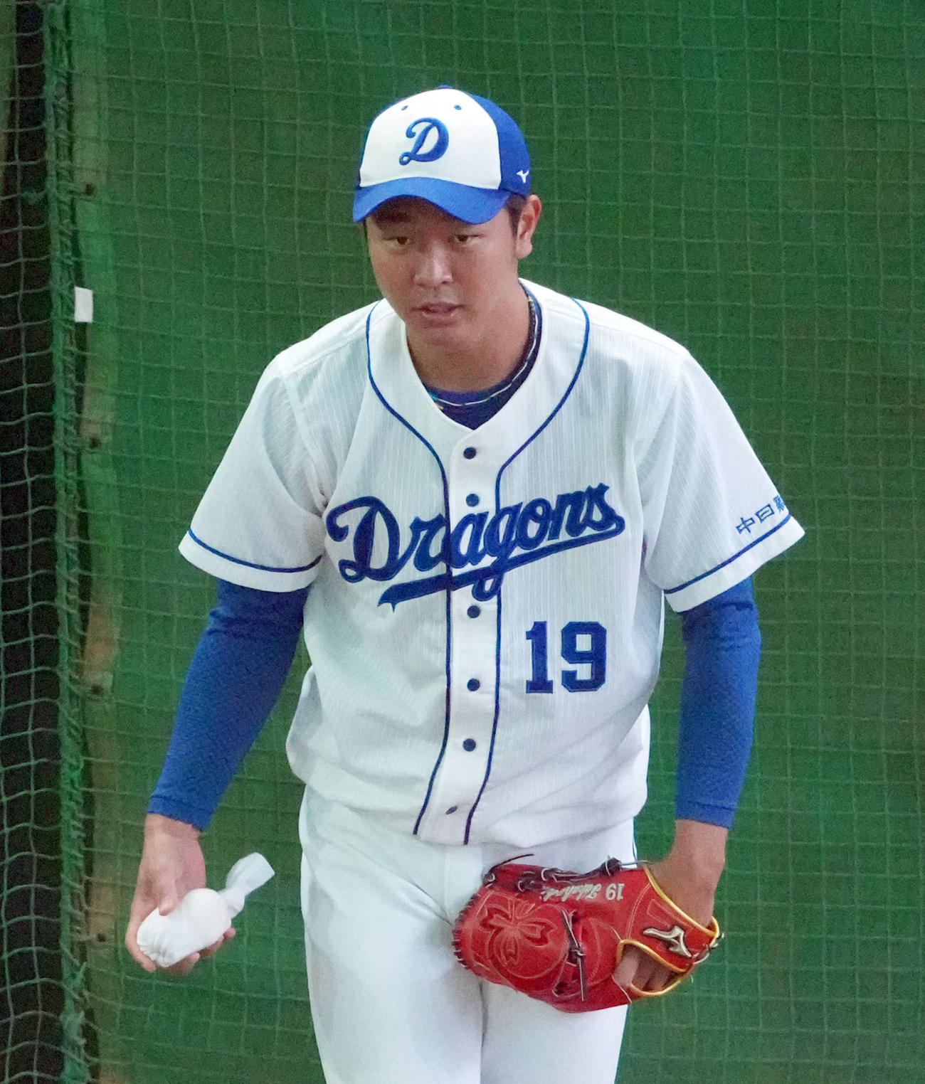 中日練習　WBCに備え大会使用のロジンを手にブルペンで投球練習をする高橋宏（撮影・森本幸一）