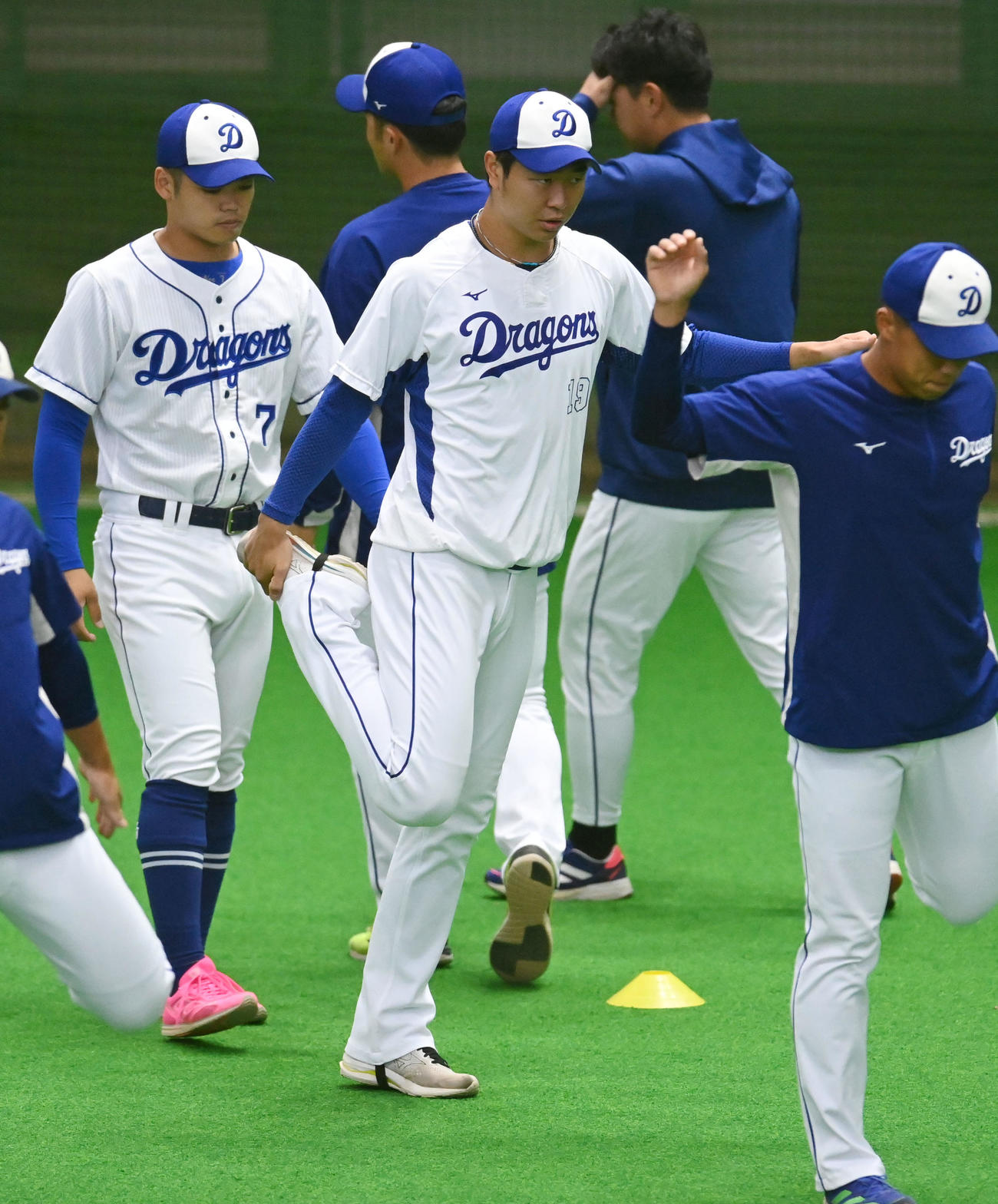 中日練習　体をほぐす高橋宏（中央）左は根尾（撮影・森本幸一）